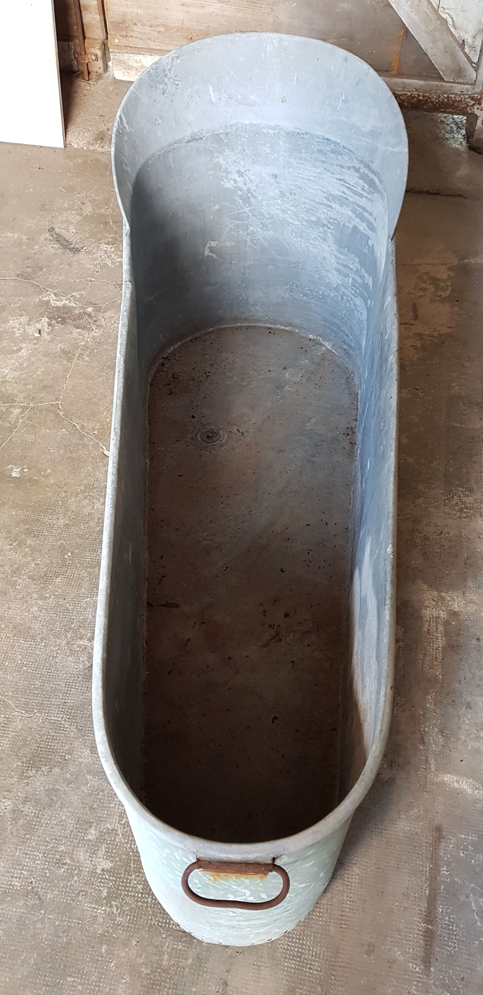 Zinc bathtub