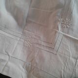 Drap lin monogramme brodé B M et fleurs