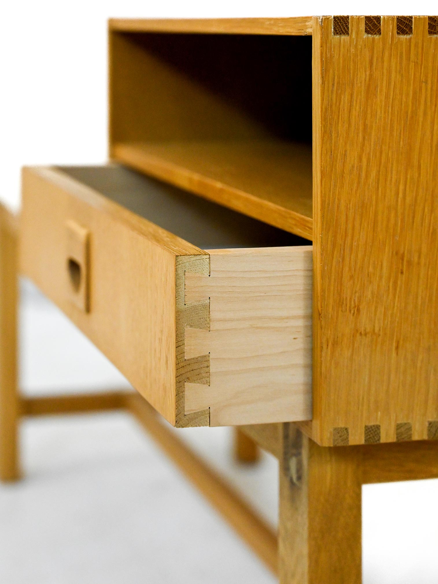 Oak 'gossip chair' bench