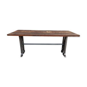 Table en bois avec pieds en fonte