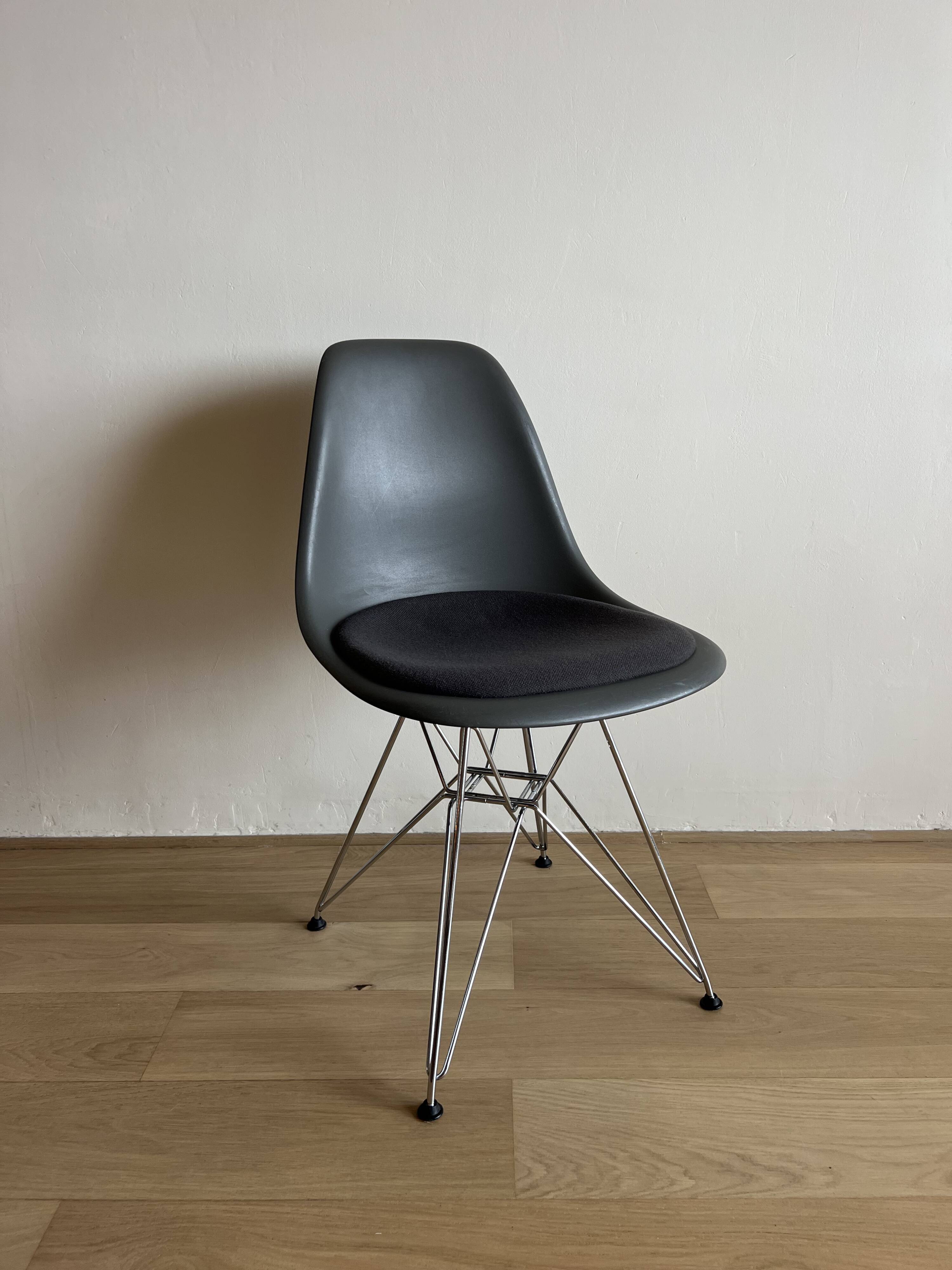 Lot of 4 original Eames DSR chairs by Vitra – with cushion.