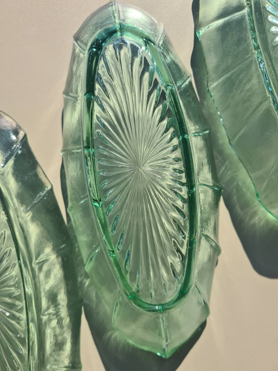 Ensemble de 5 petits plats en verre
pressé vert - Style Art Déco / Vin