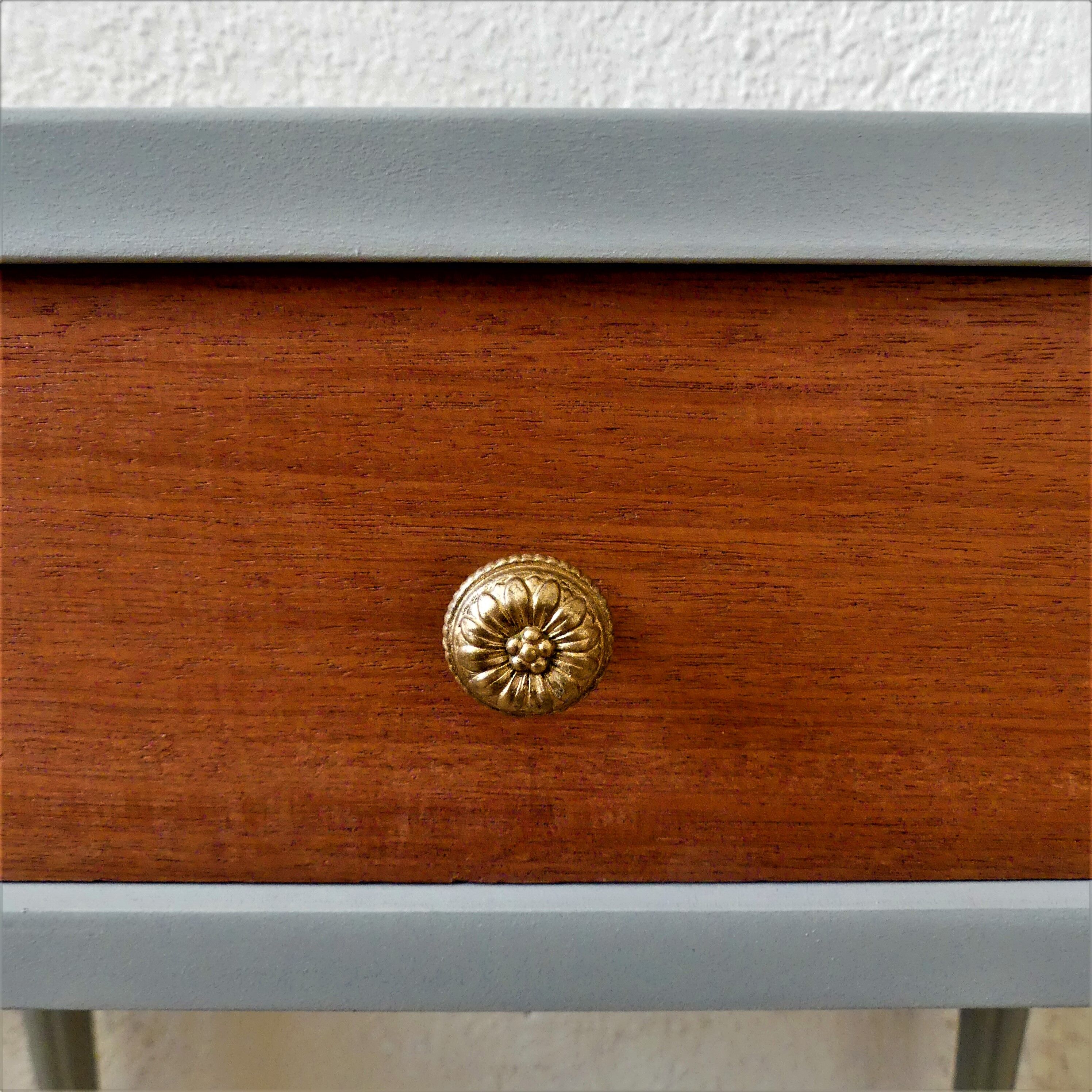 Bedside table with fluted spindle legs
