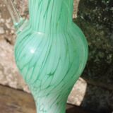 Cruche en verre soufflé vert émeraude – H32 cm x L10 cm