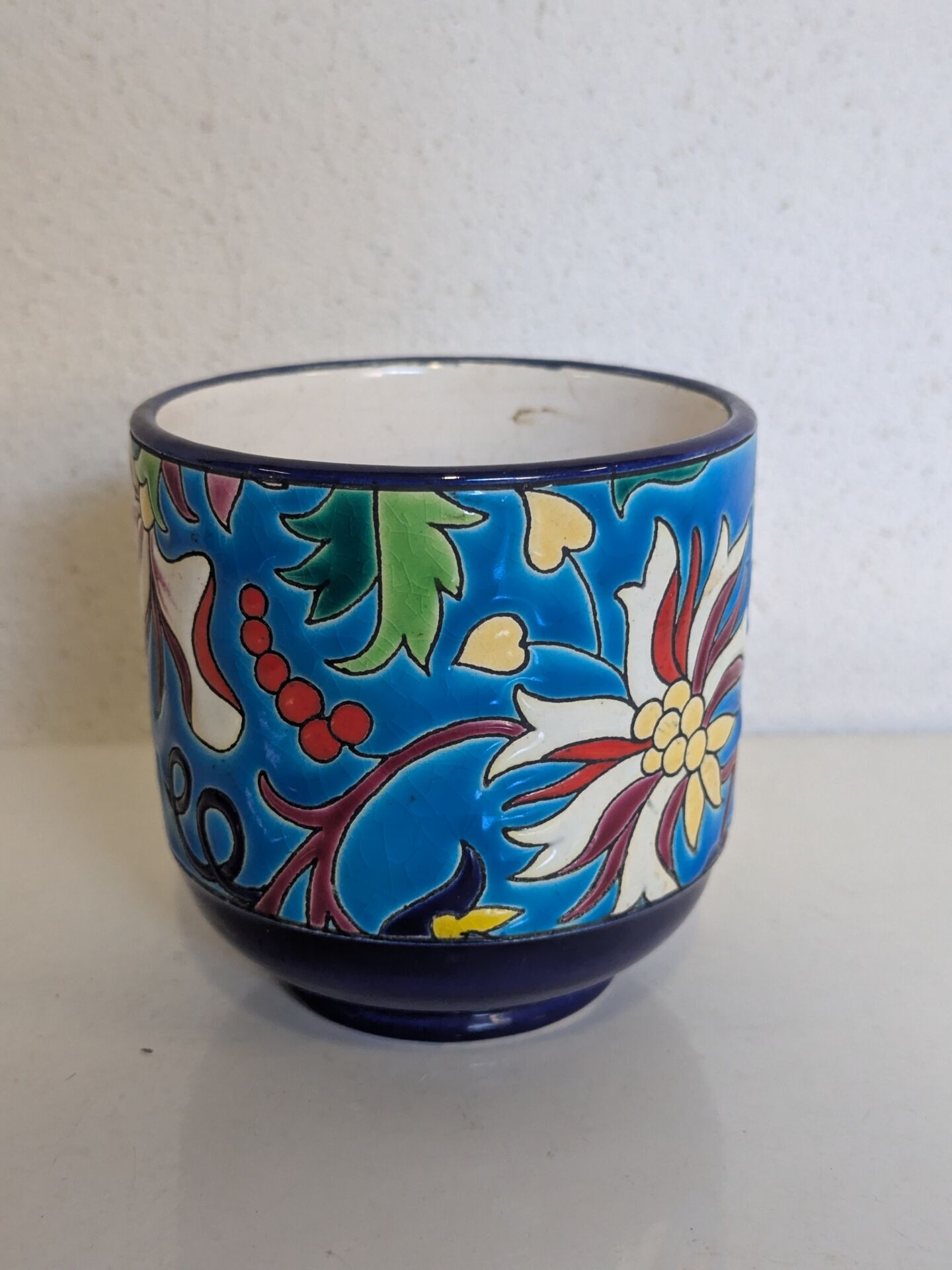 Cache-pot Longwy Art Déco en faïence émaillée décor floral polychrome