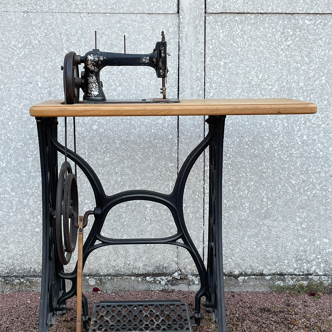 Harris Defiance sewing machine, vintage