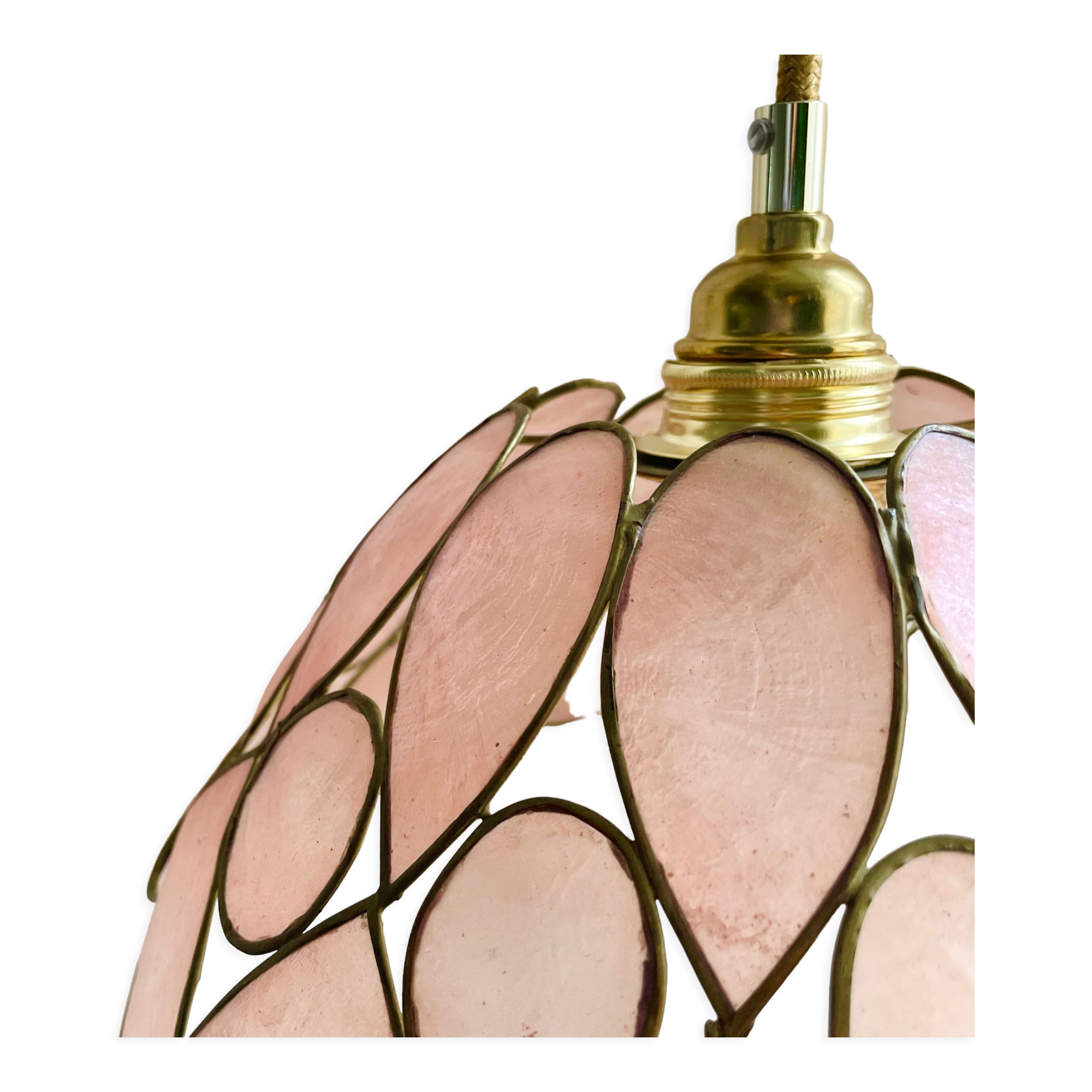 Pink mother-of-pearl suspension