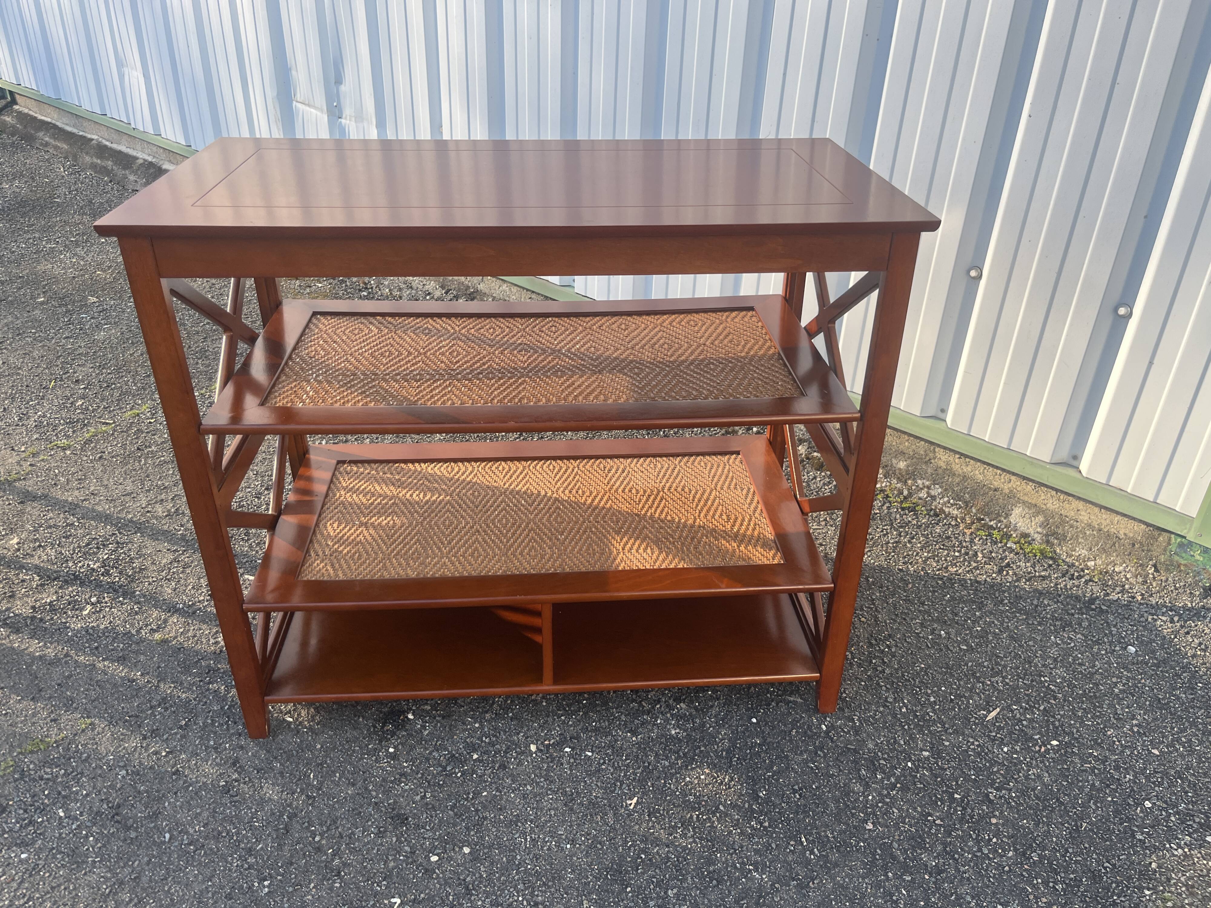 Console shelf in wood and wicker, colonial style.