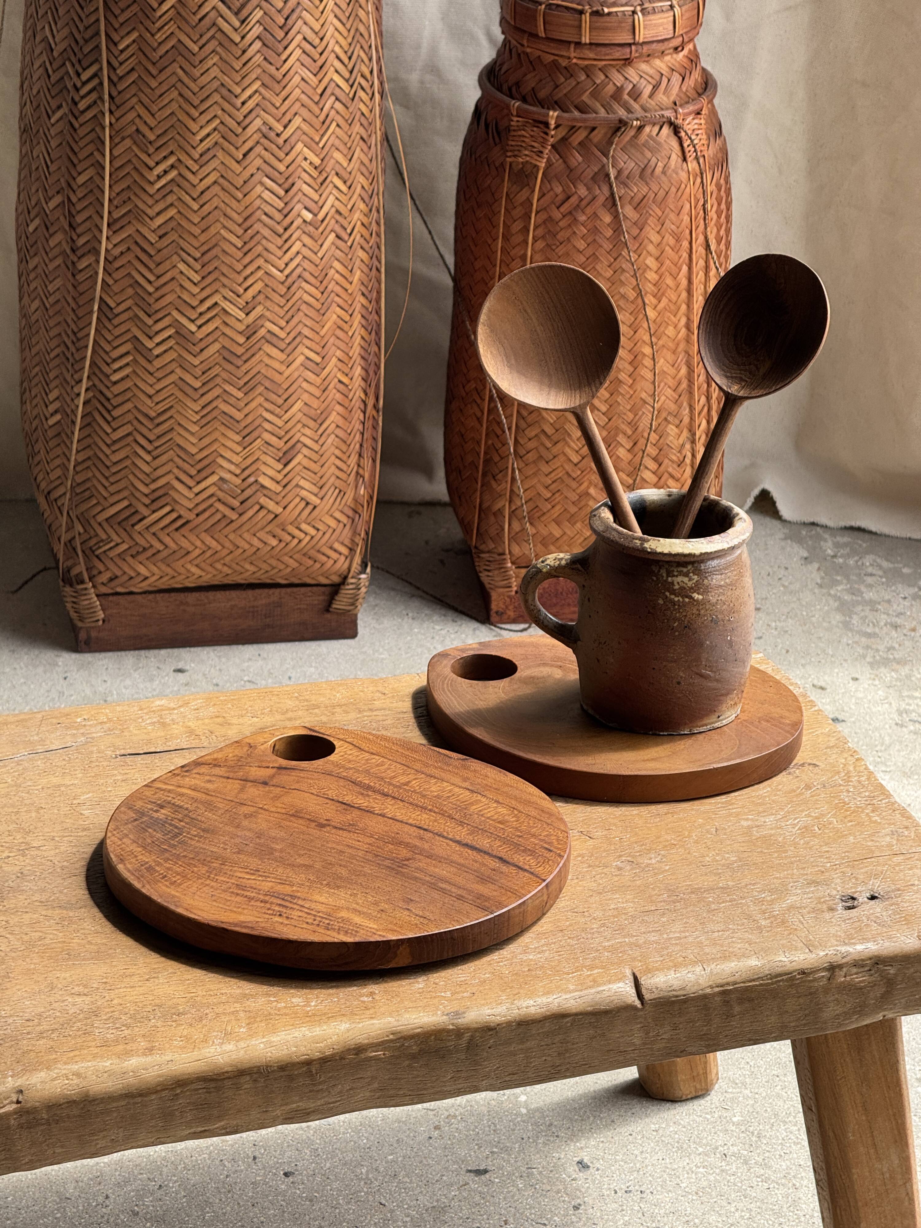 Average circular teak monoxyle chopping board with handle 26 x 18.