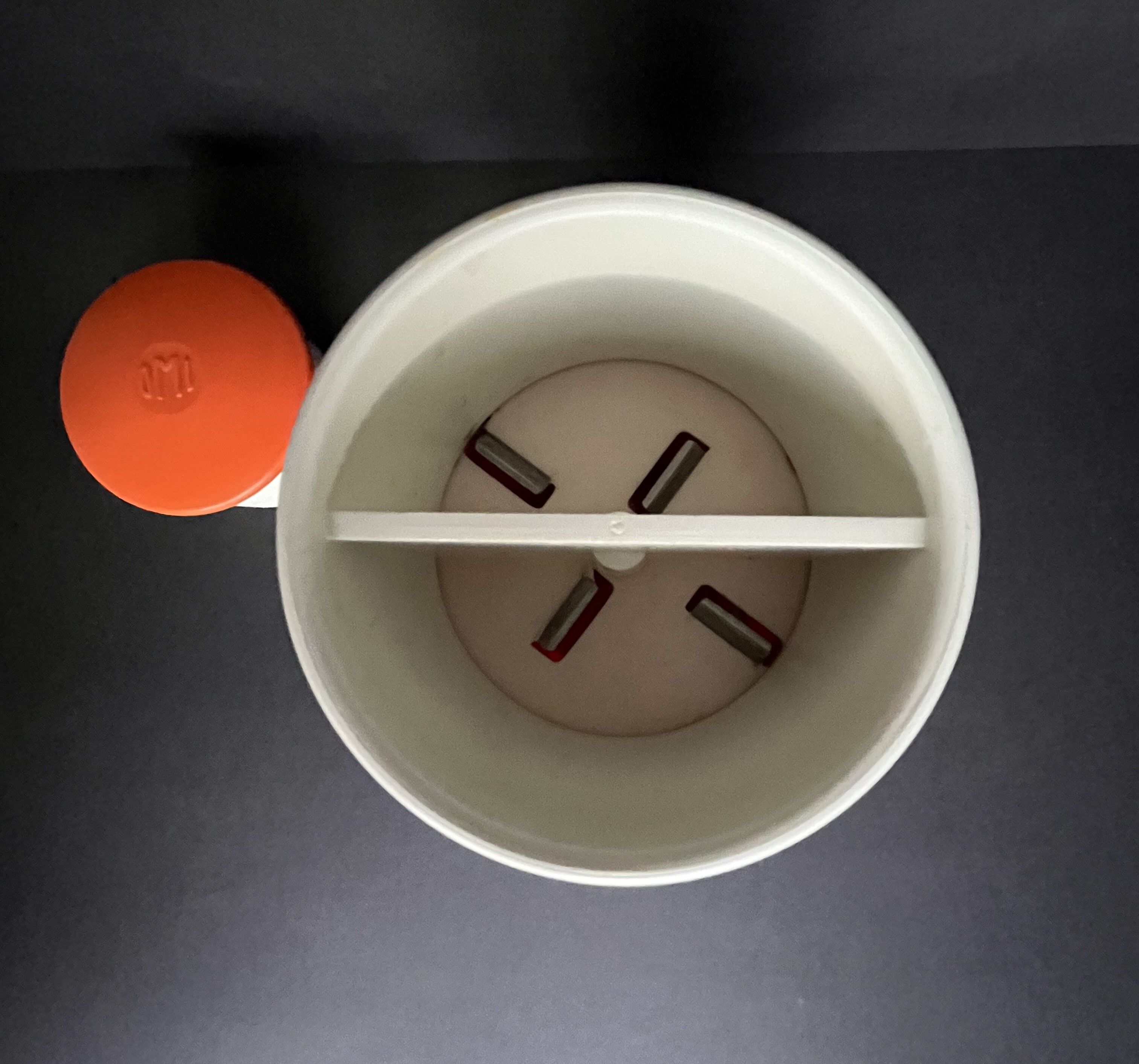 Apparatus for making crushed ice