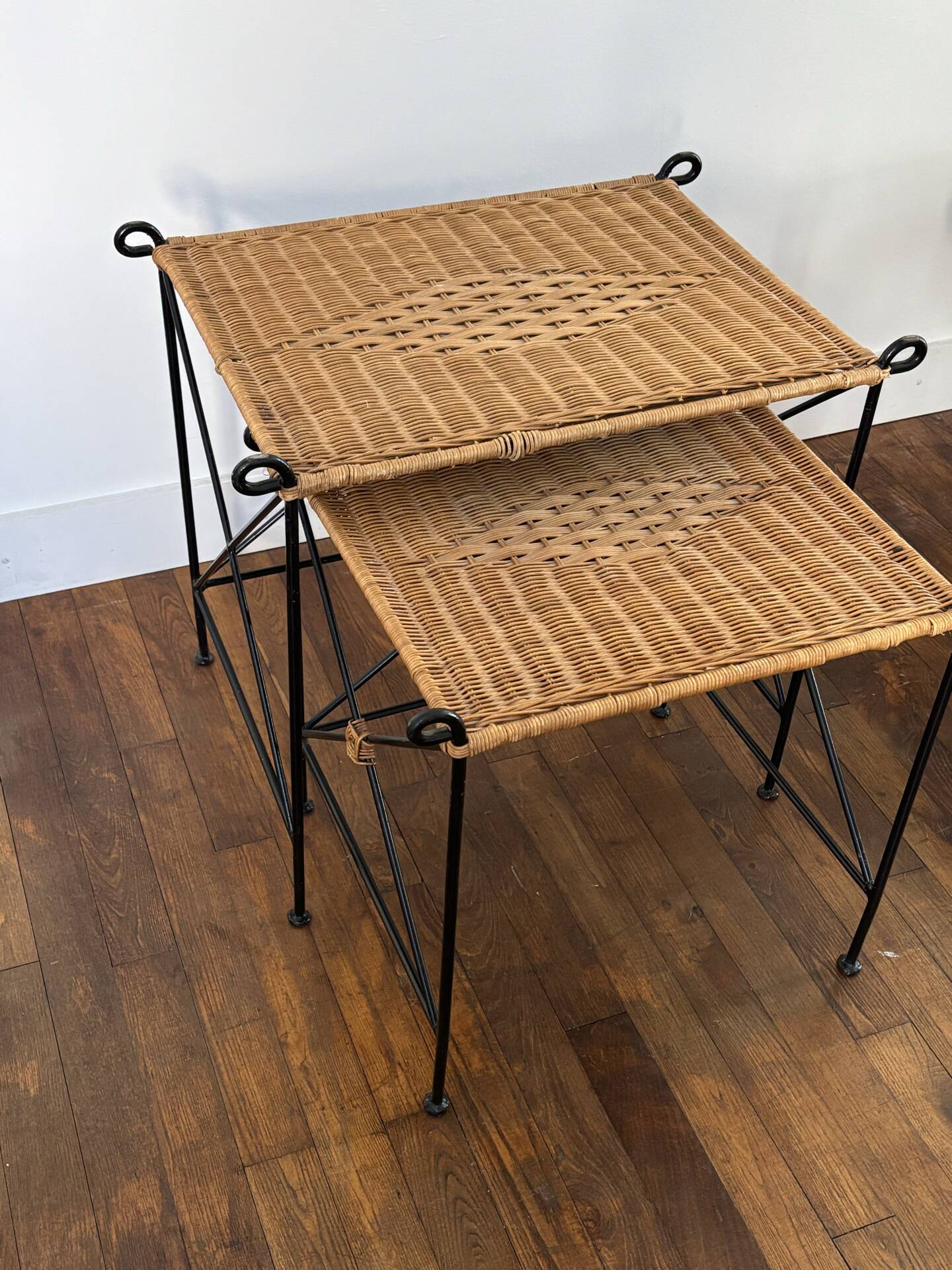 Tables d’appoint en fer forgé et rotin tressé