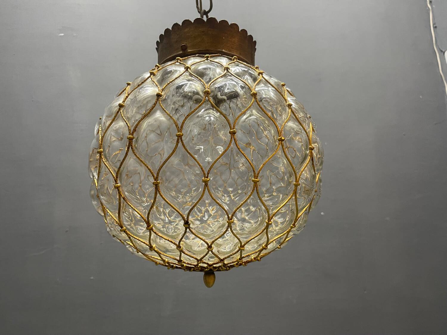 Lustre en verre de Murano avec cage en laiton, Italie, années 1960.