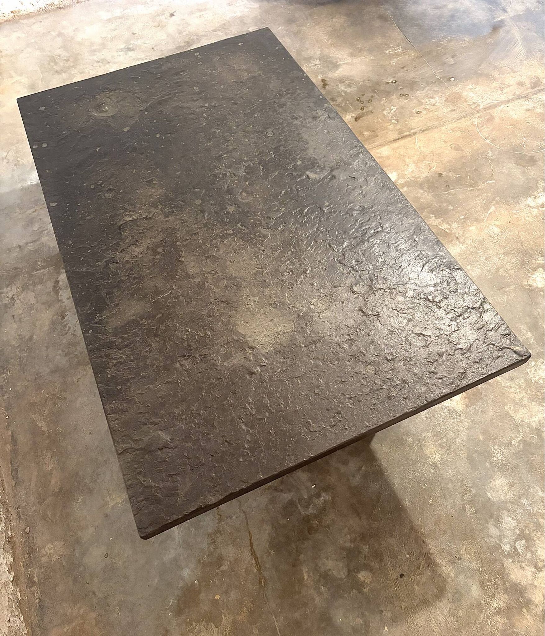 Table basse en pierre naturelle de schiste bitumineux par Studio Draenert