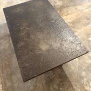 Table basse en pierre naturelle de schiste bitumineux par Studio Draenert