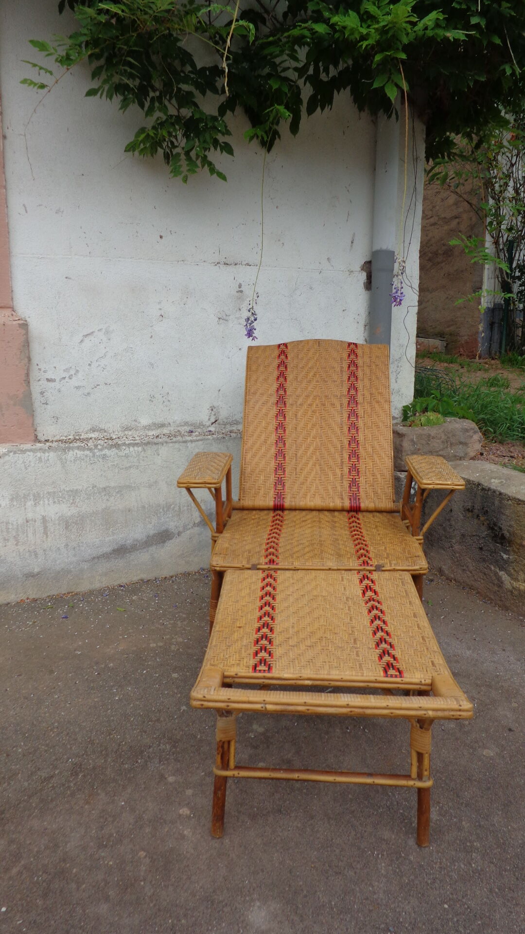 Wicker chaise longue