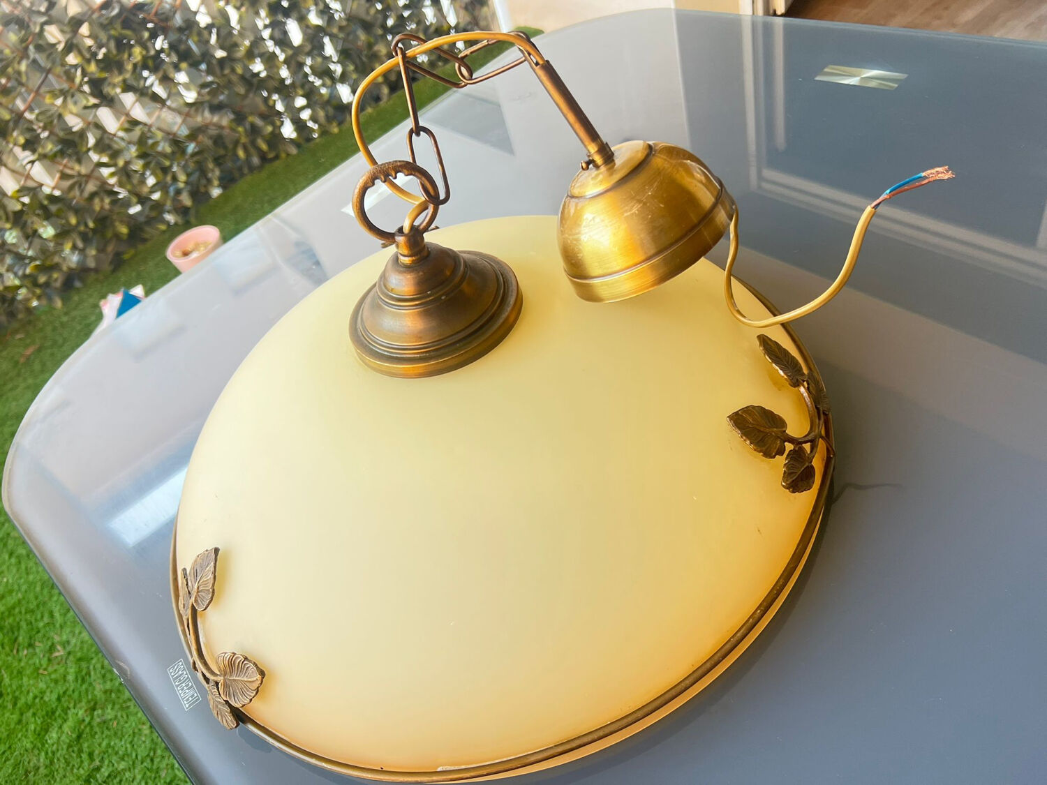 Vintage suspension in opaline glass and gilded brass – retro chic elegance.