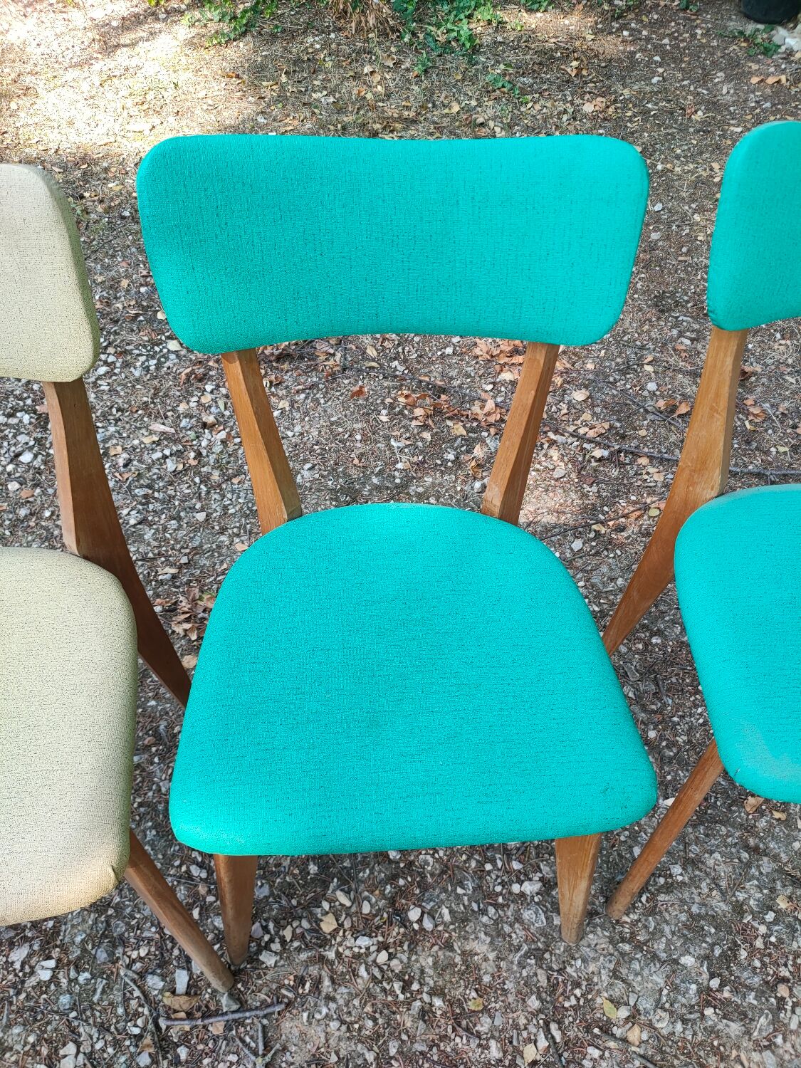 Set of 4 vintage chairs in wood and imitation blue leather dating from the 50s. Wooden structure. Seat and backrest in imitation leather 2 mint green and 2 yellow. Seating dimension: 46 cm. Good state of conservation, some traces of wear.