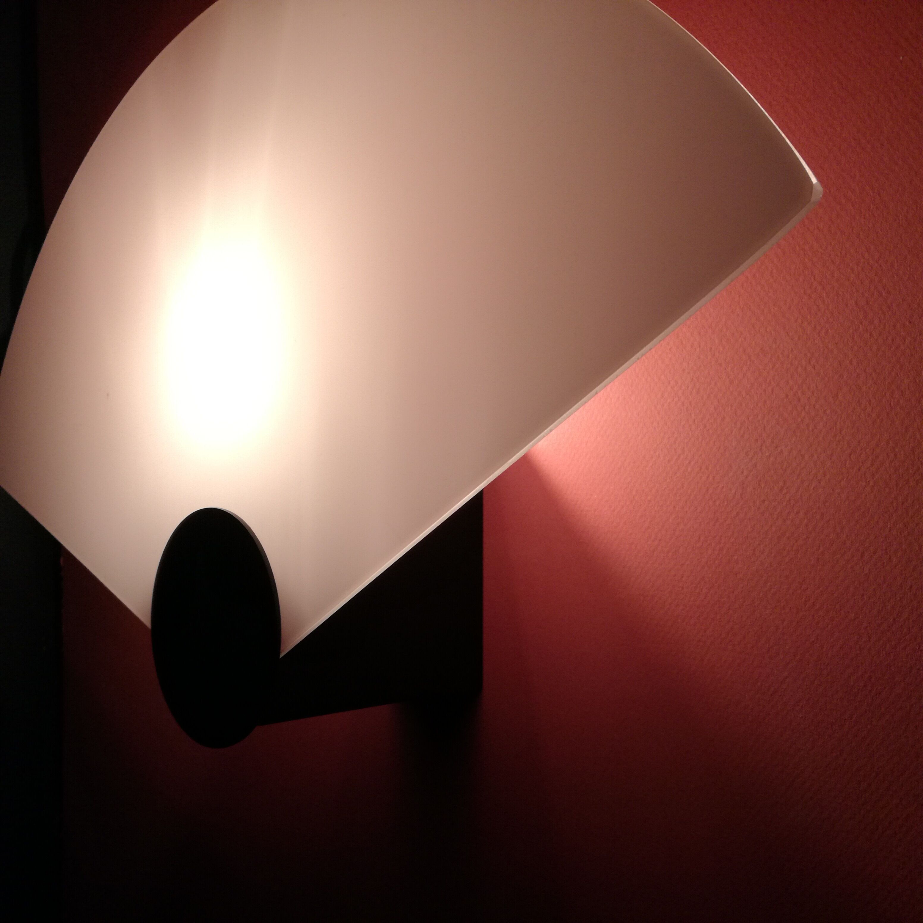 Fan-shaped wall lamp, opaline glass Ø42