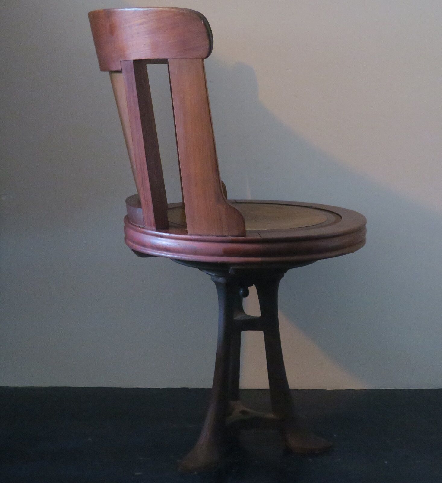 Chaise de bureau rotative nautique antique en teck, fer et cuir
