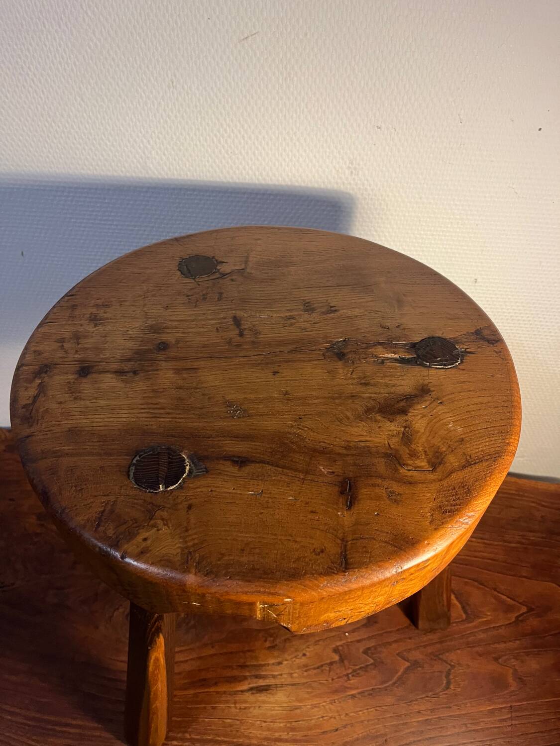 Tabouret tripode ancien fait main – Bois massif