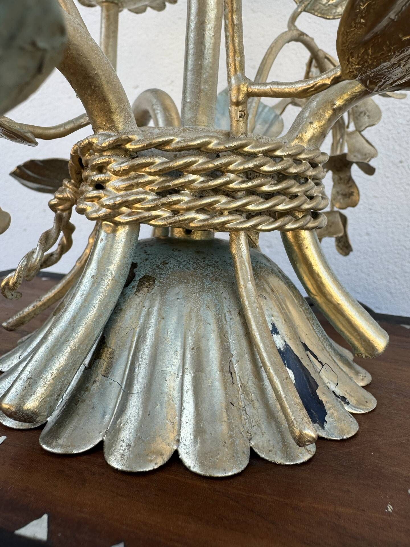 Florentine lamp with foliage from the 1970s.