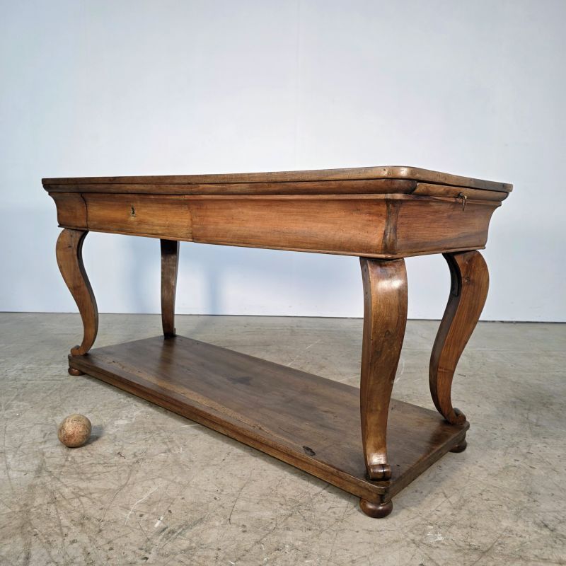 silk table in walnut from the Restoration period