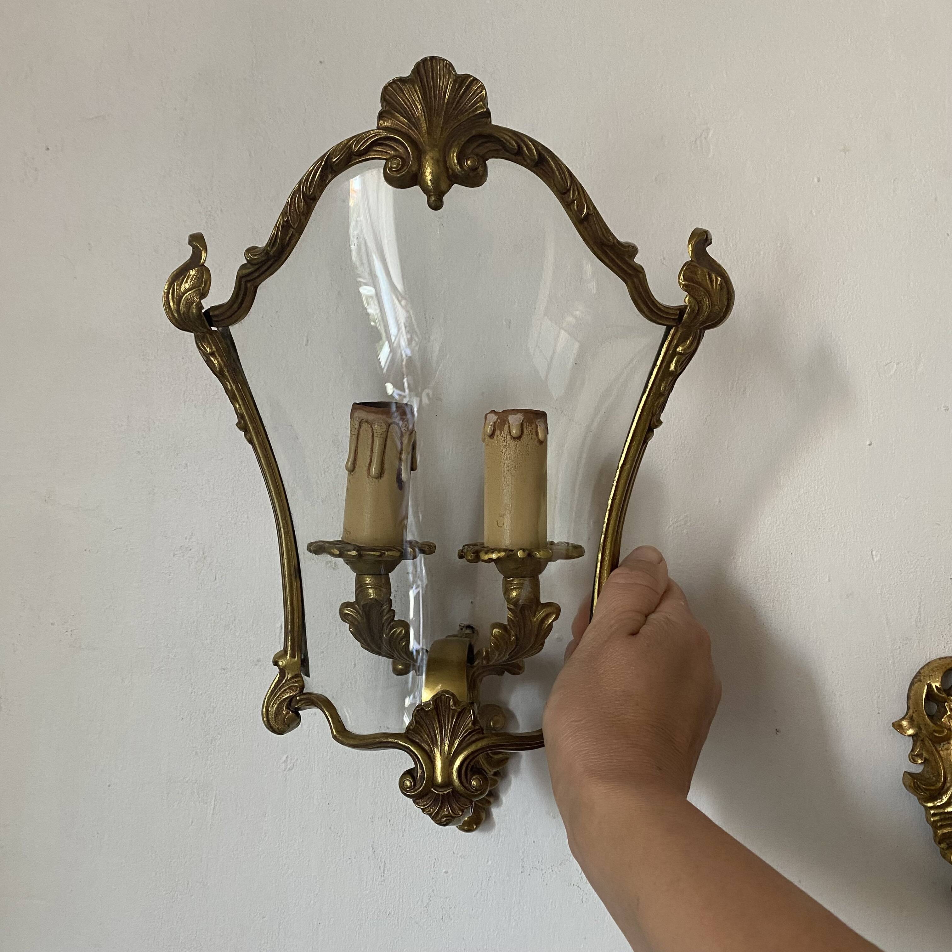 Wall lamp in Louis XV style in brass, shell decoration.