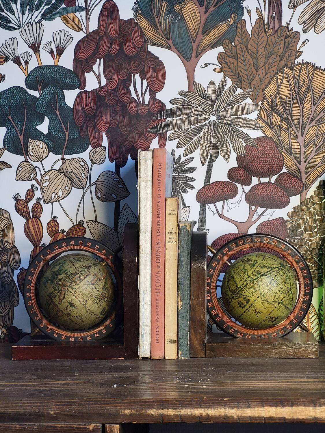 World map bookend