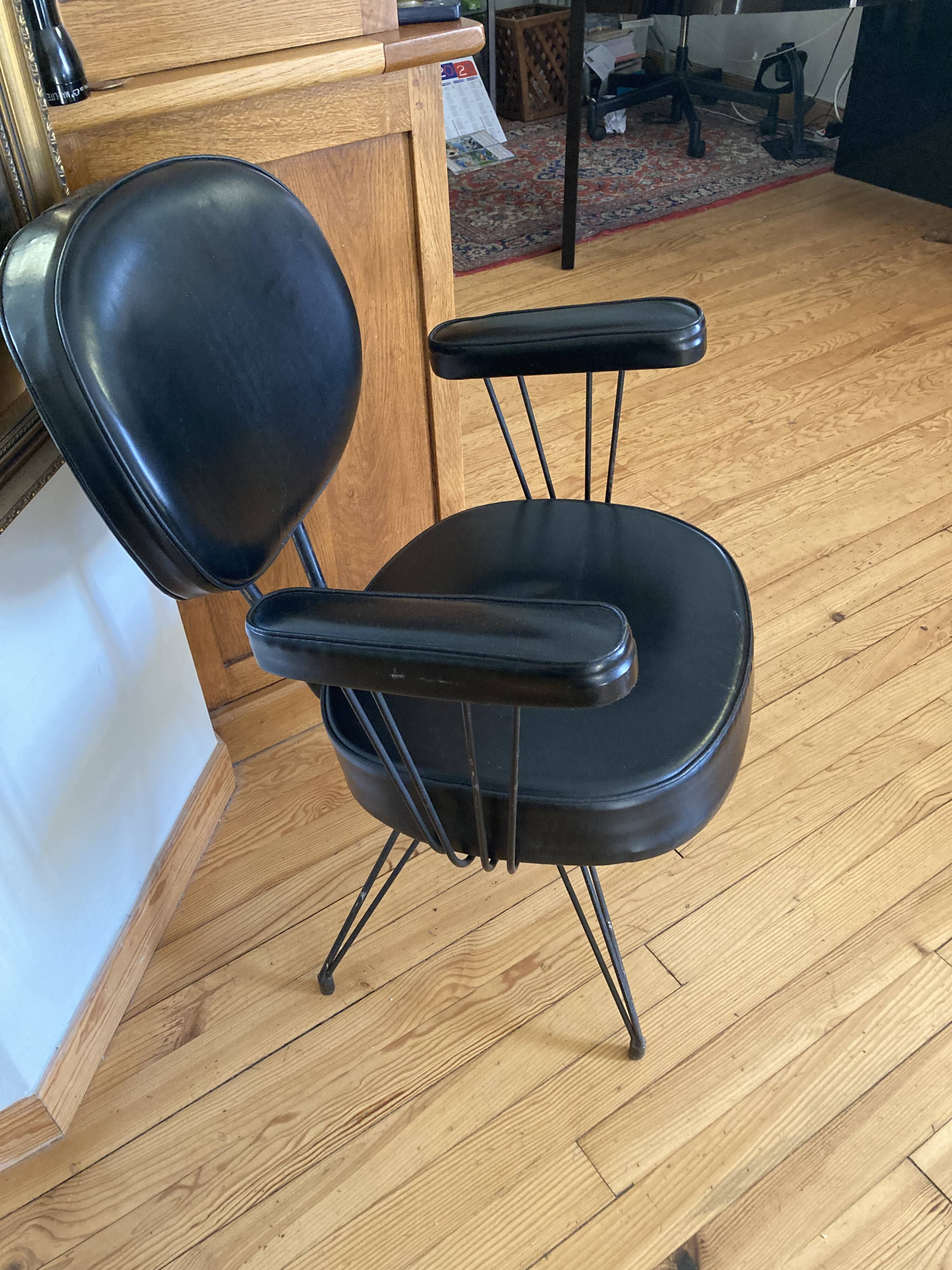 Very beautiful 1920s hairdresser's chair in excellent condition.