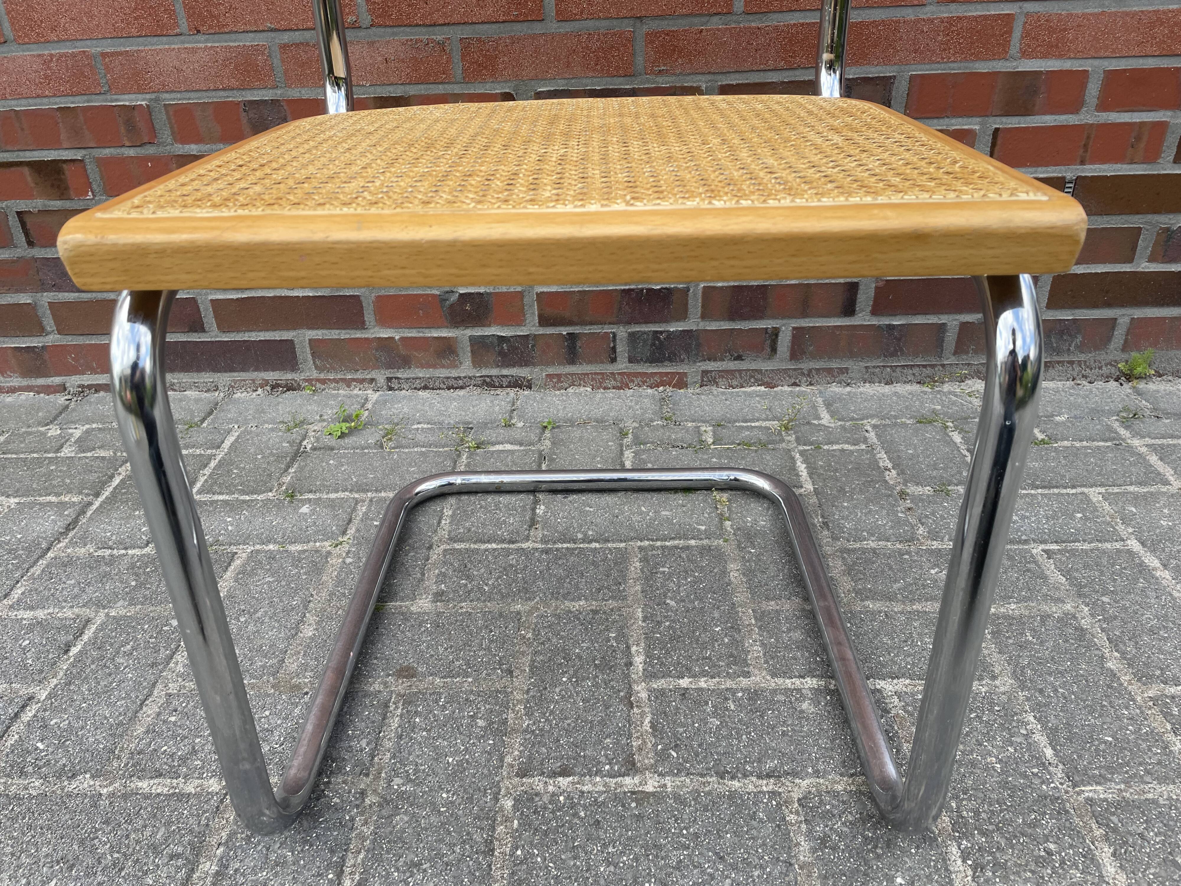 Ensemble de 4 Chaises vintage modèle Cesca B32 en chrome et bois