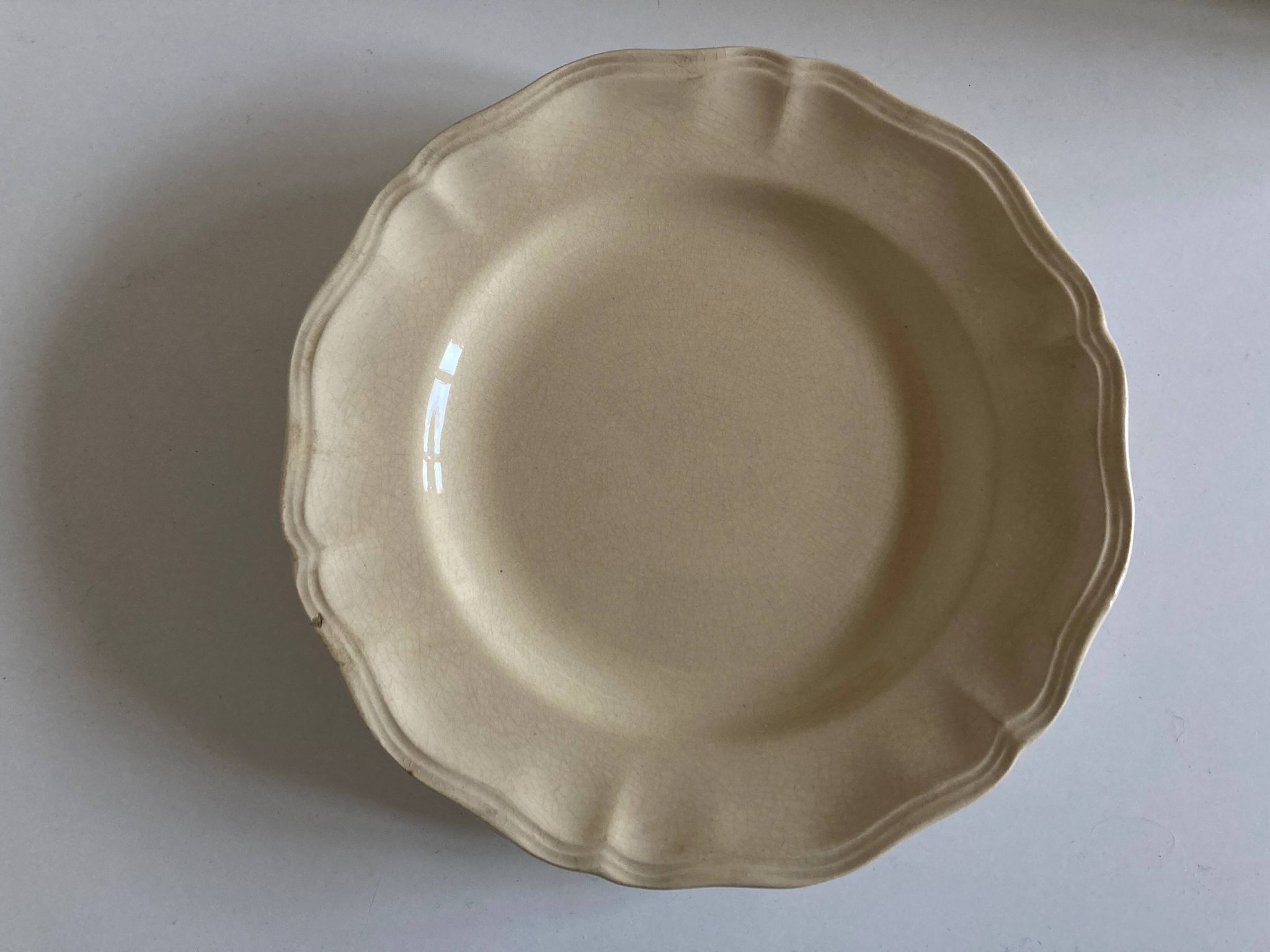 Set of 4 ivory Sarreguemines plates with gadroons
