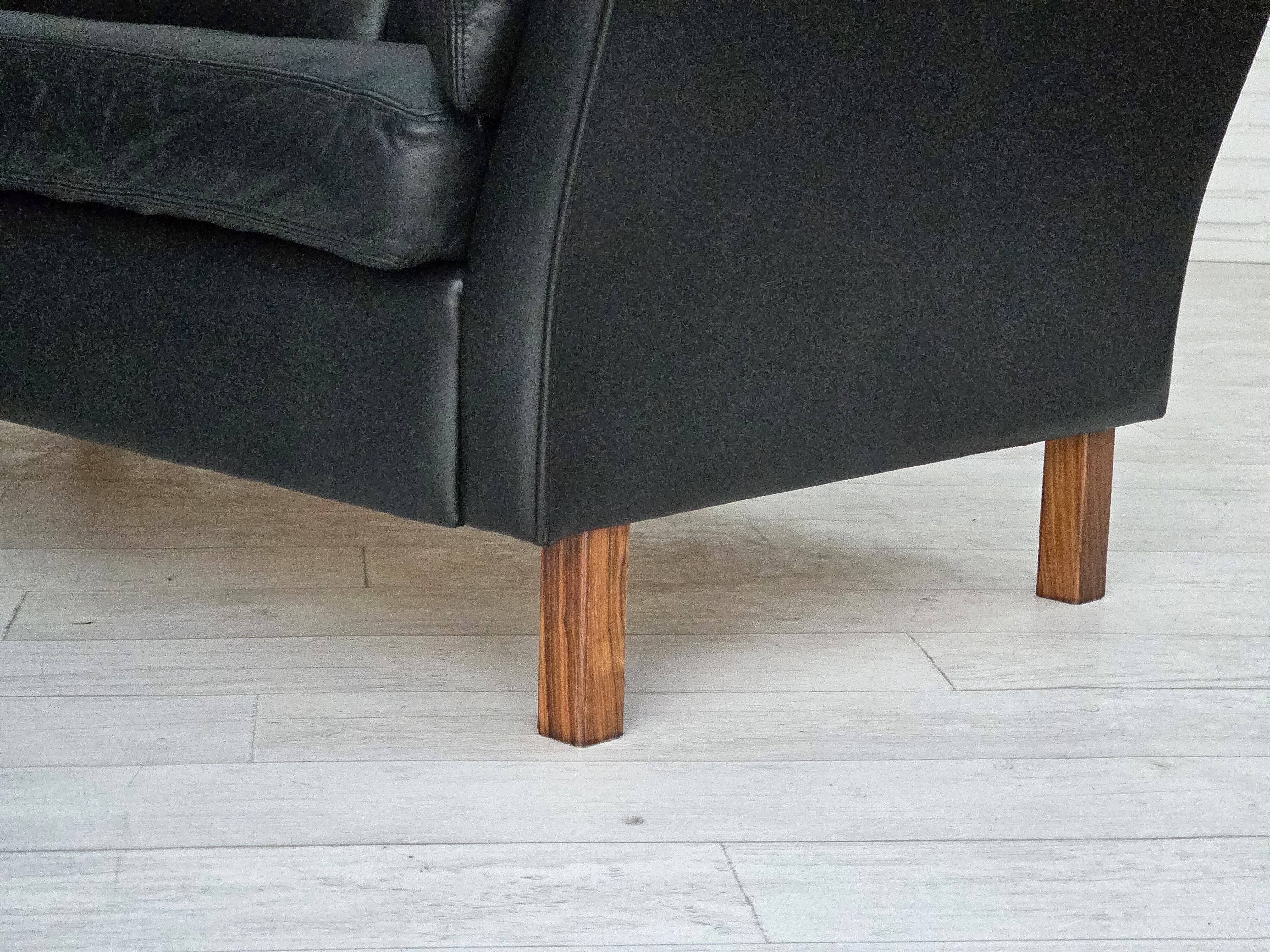 Canapé danois 2 places des années 1970, cuir d'ameublement noir d'origine, bois de teck.