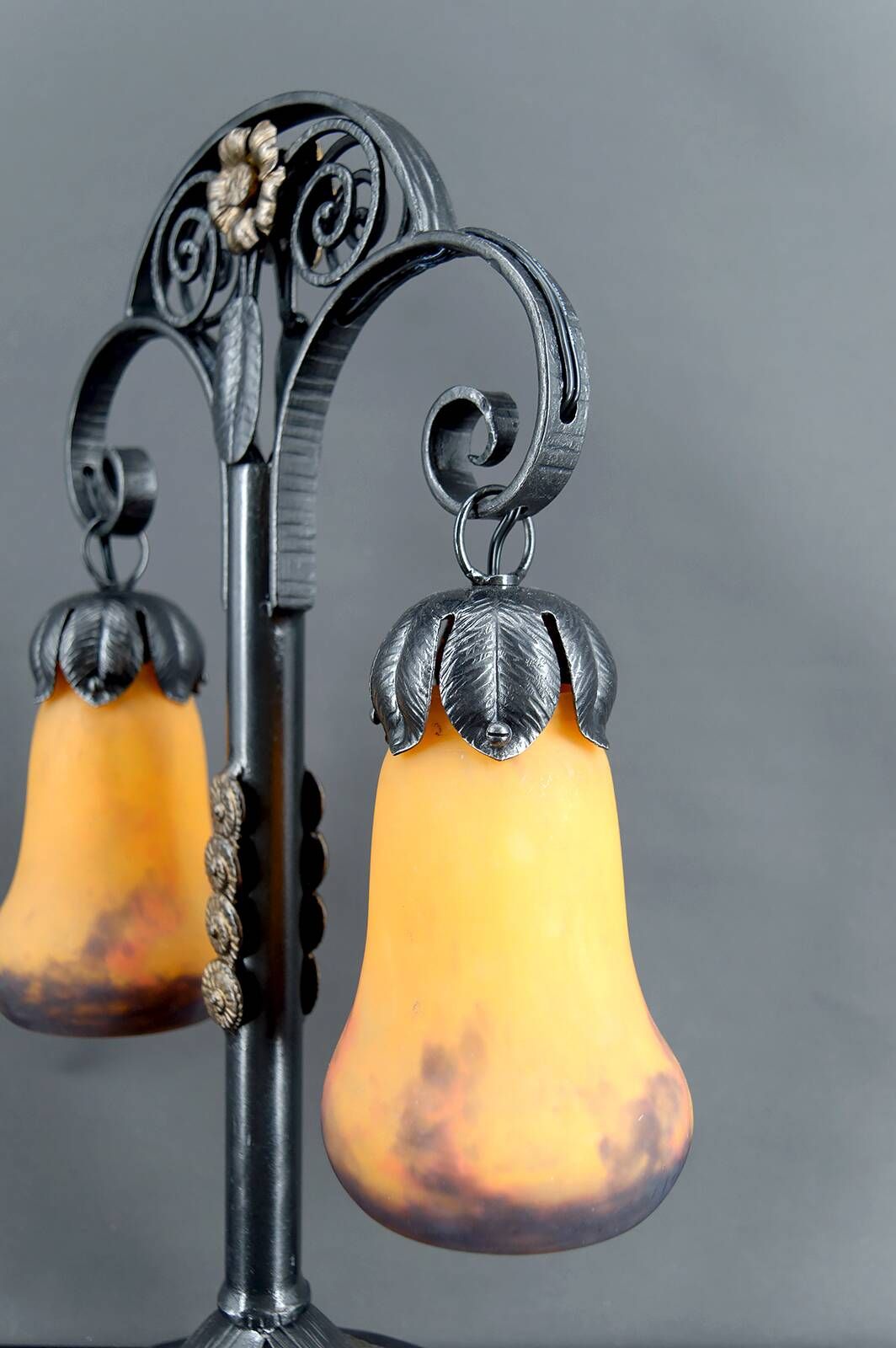 Lampe bicéphale Art Déco, fer forgé à double patine– Muller Frères, c. 1920