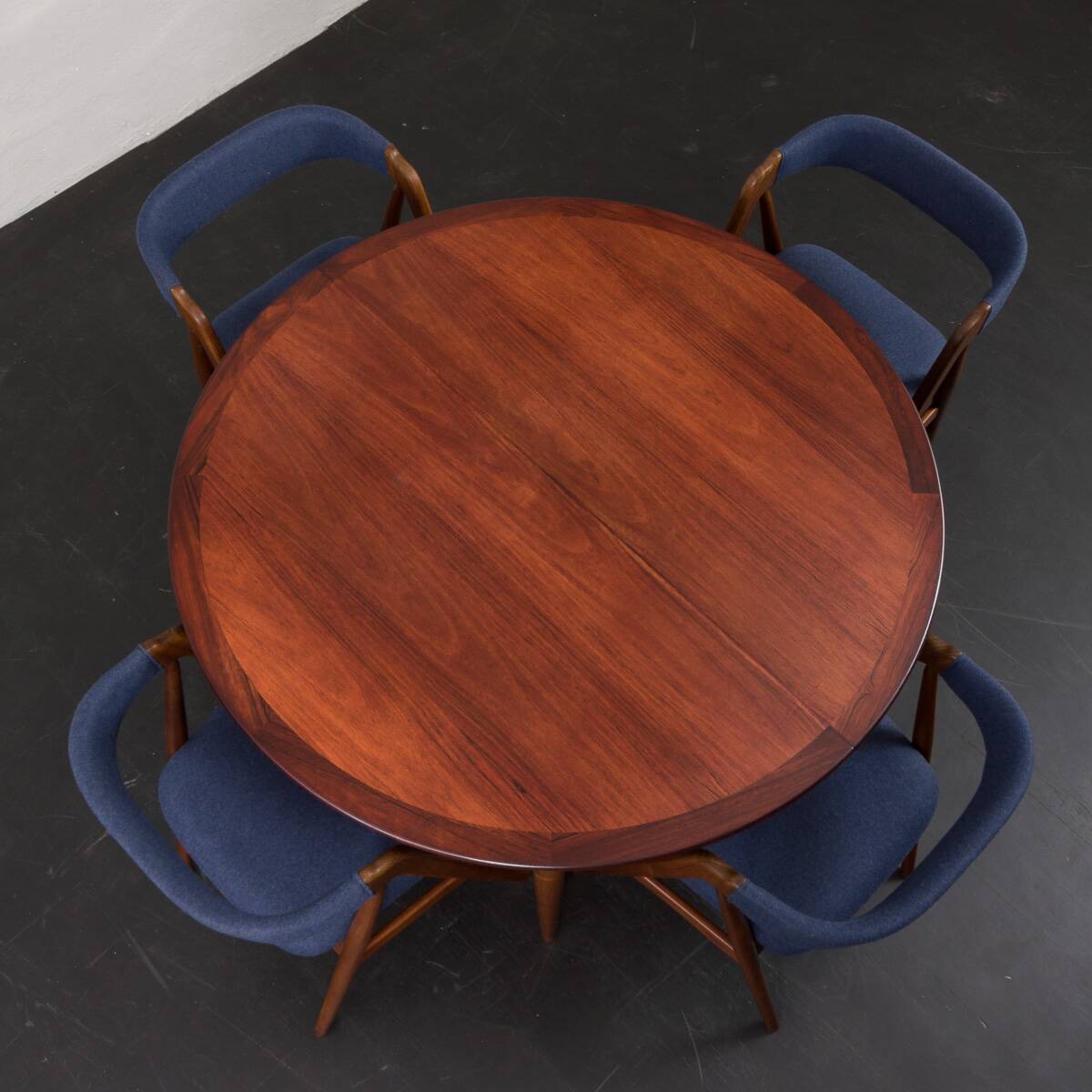 Circular dining table in rosewood, model 'PJ 2-5' by Grete Jalk