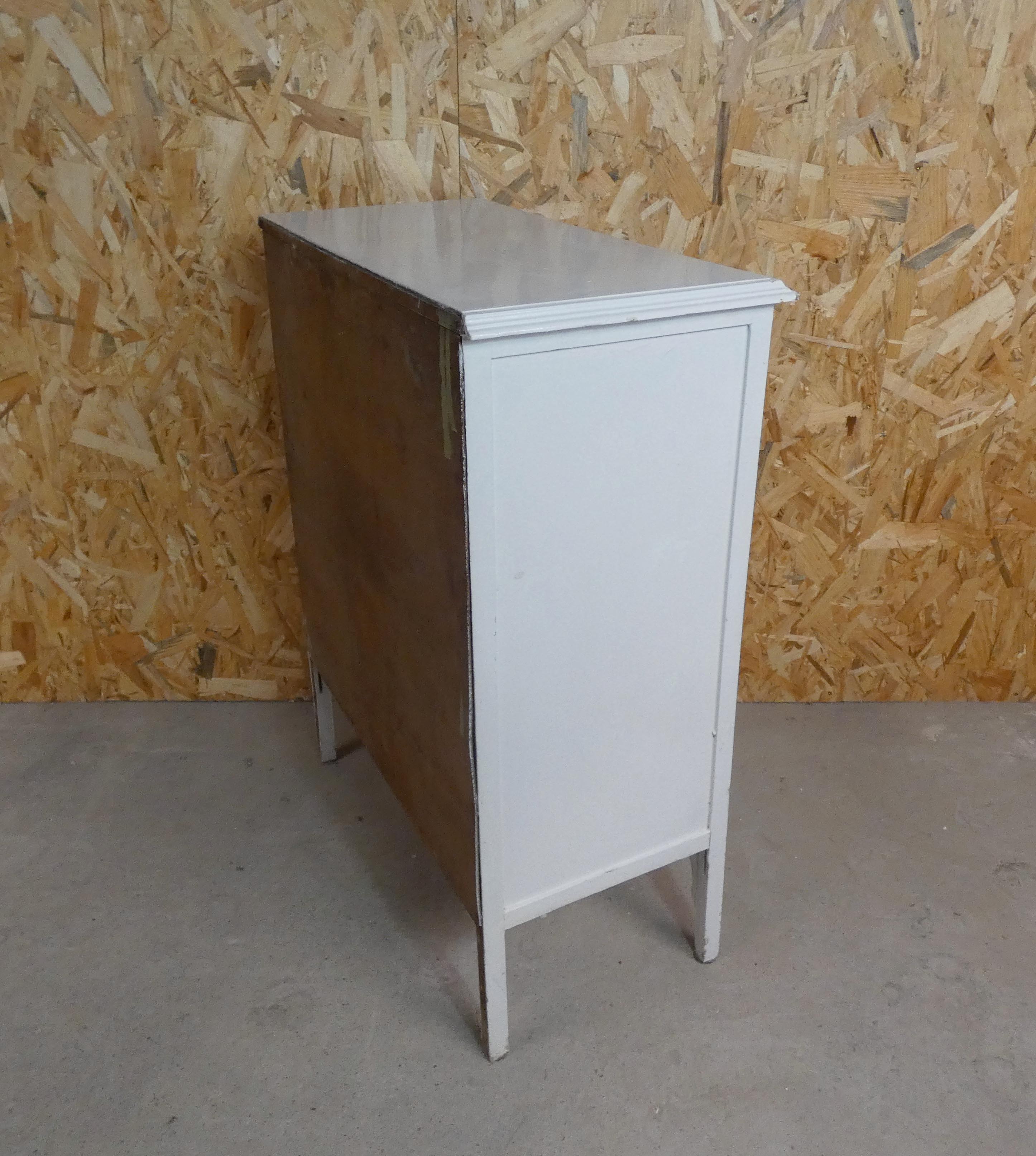 Wooden chest of drawers