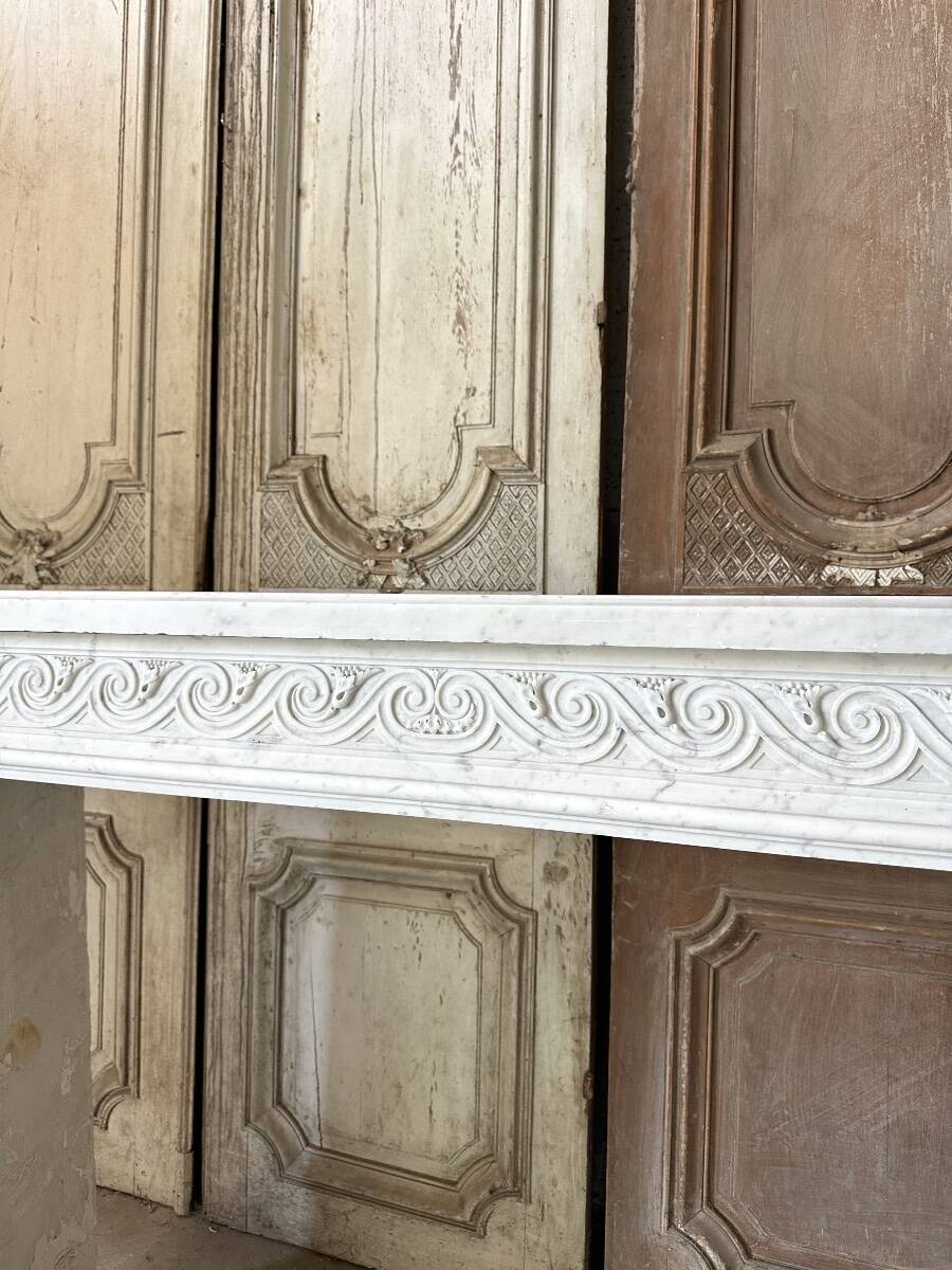 Louis XVI fireplace in white marble, 19th century.