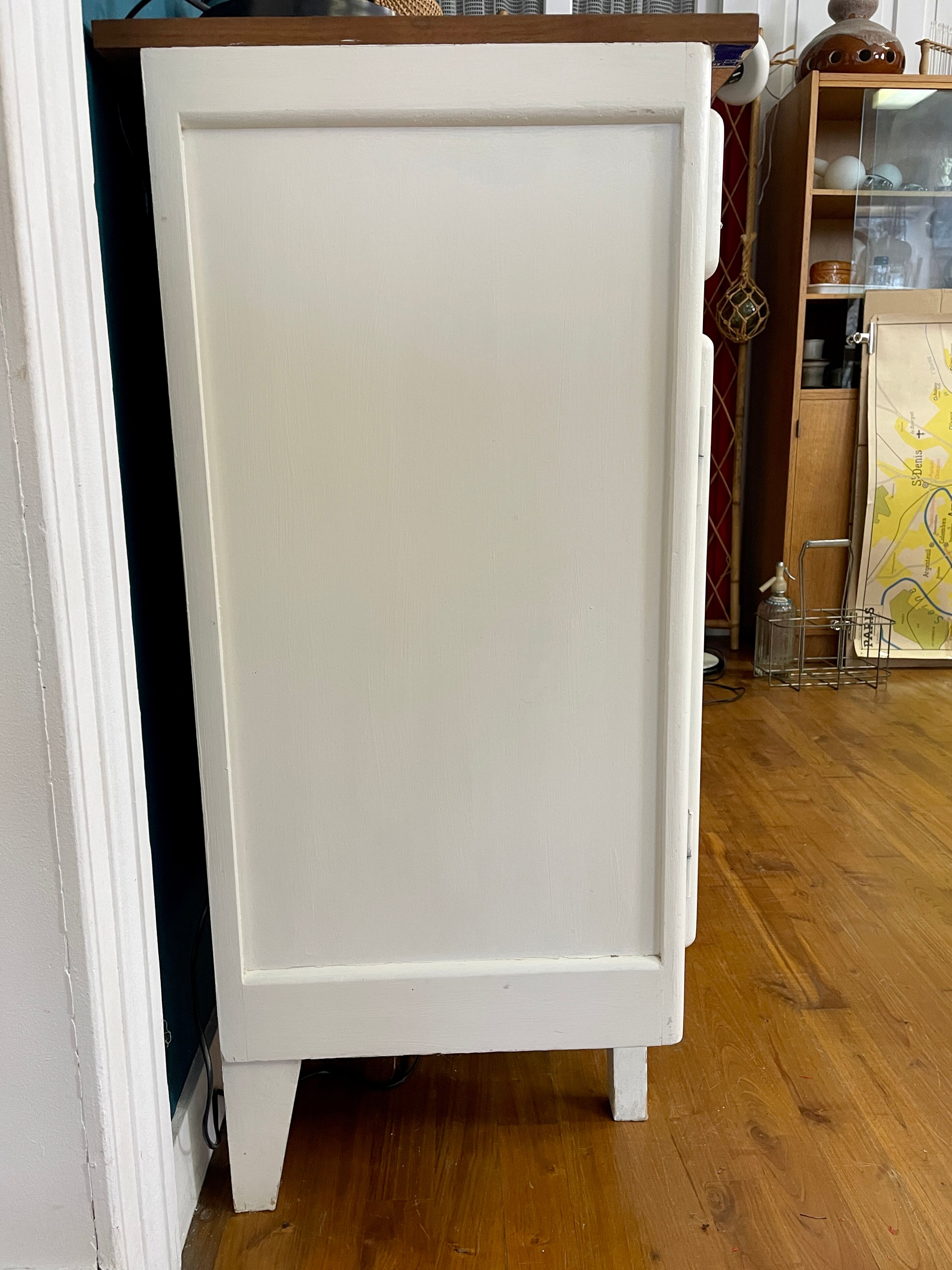 Buffet Mado low on feet compass