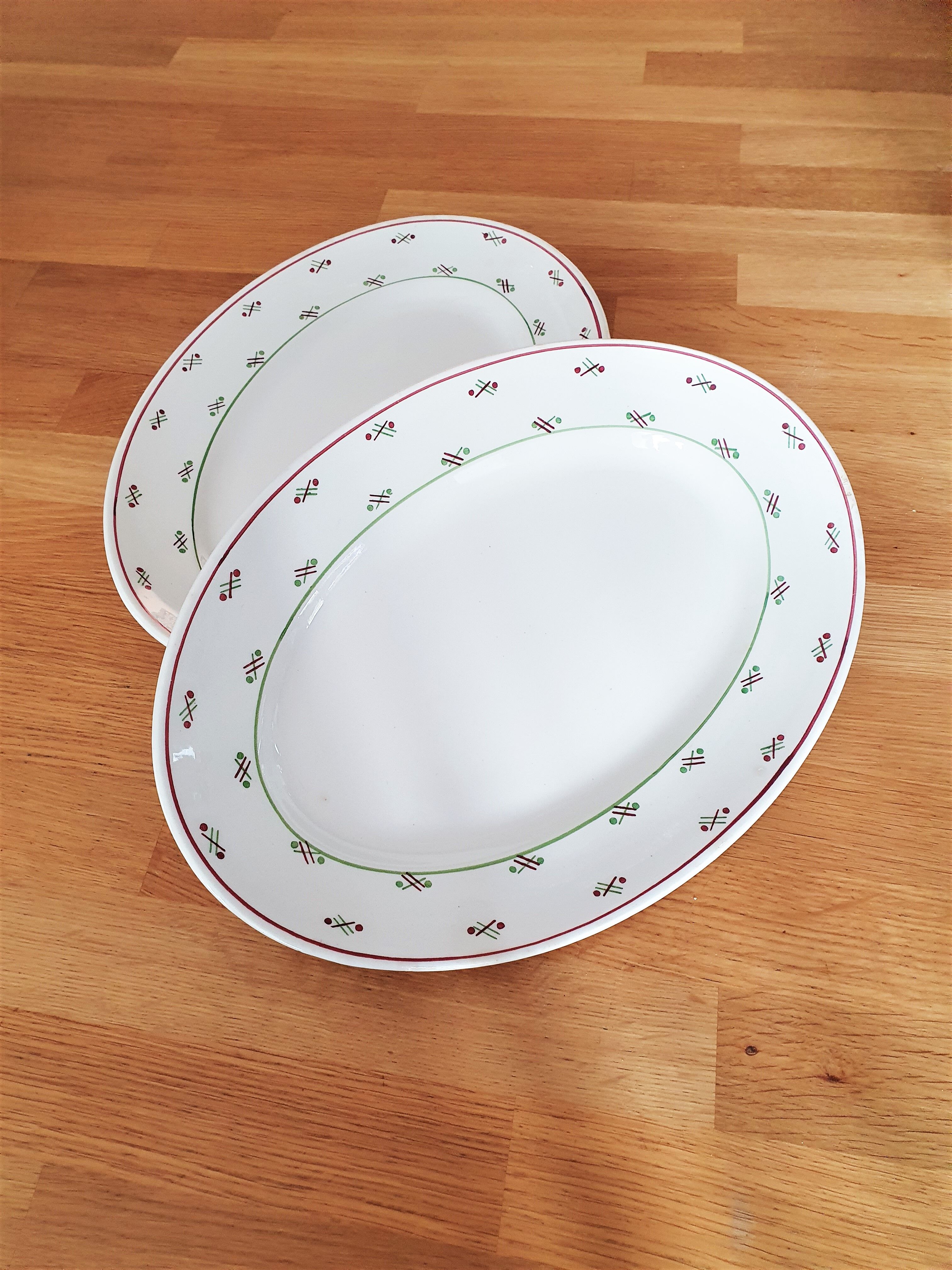 Lot de deux plats en céramique
