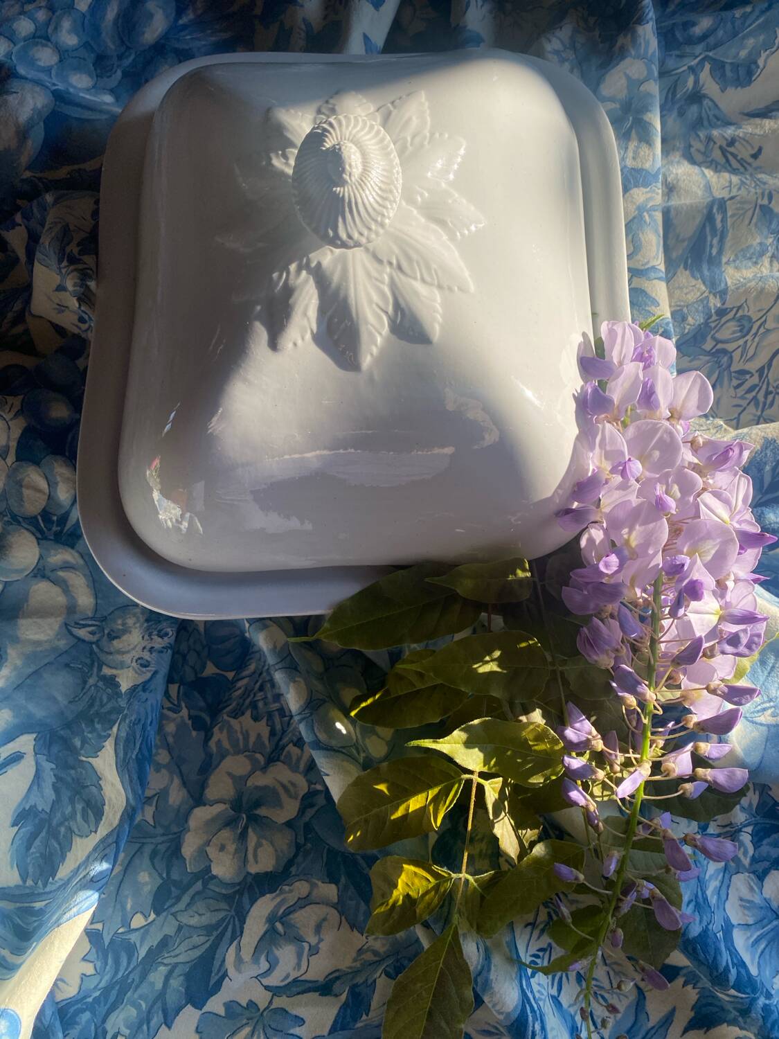 Large antique Villeroy and Boch porcelain dome dish