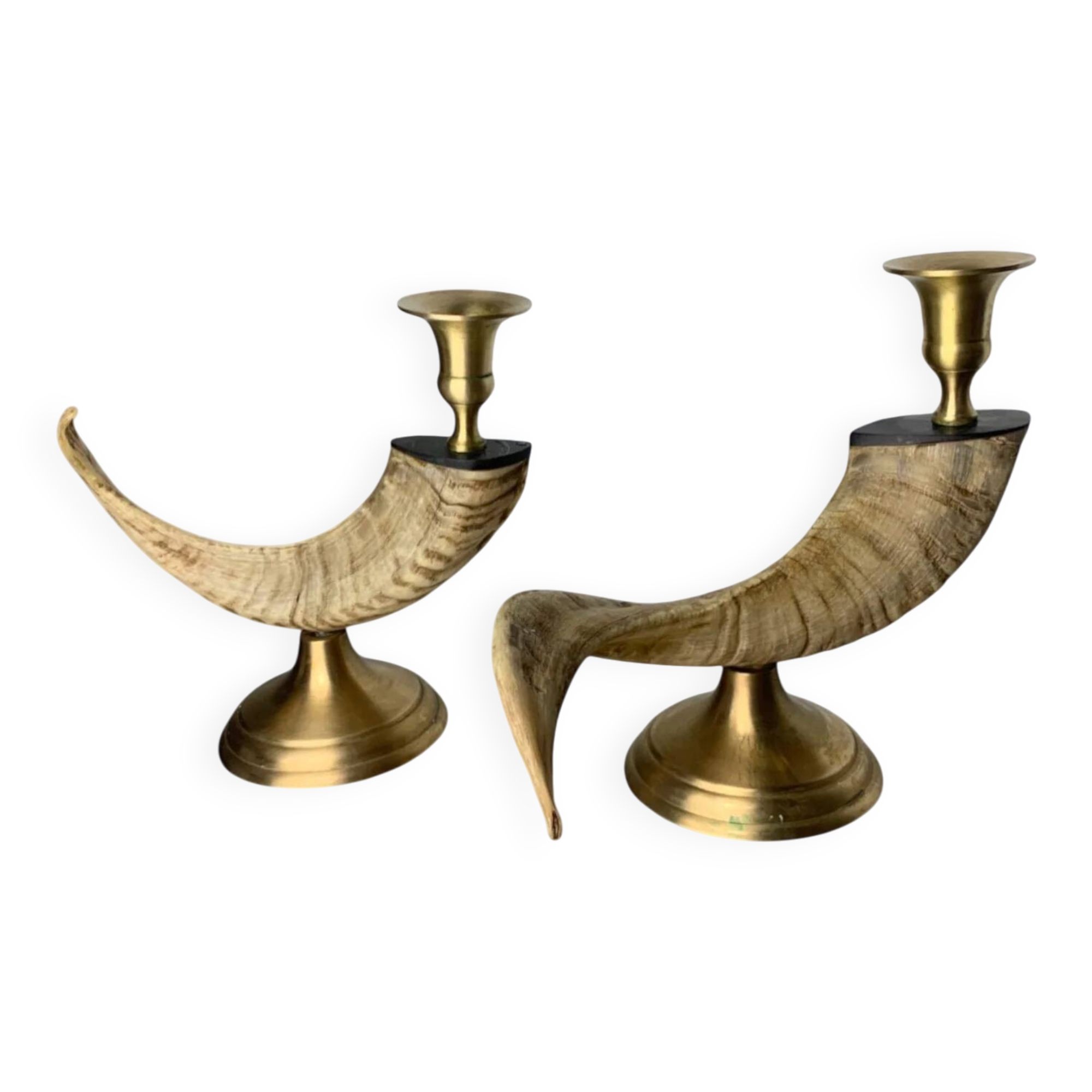 Paire de bougeoirs en fausse corne, résine et bronze, Italie années 1980.