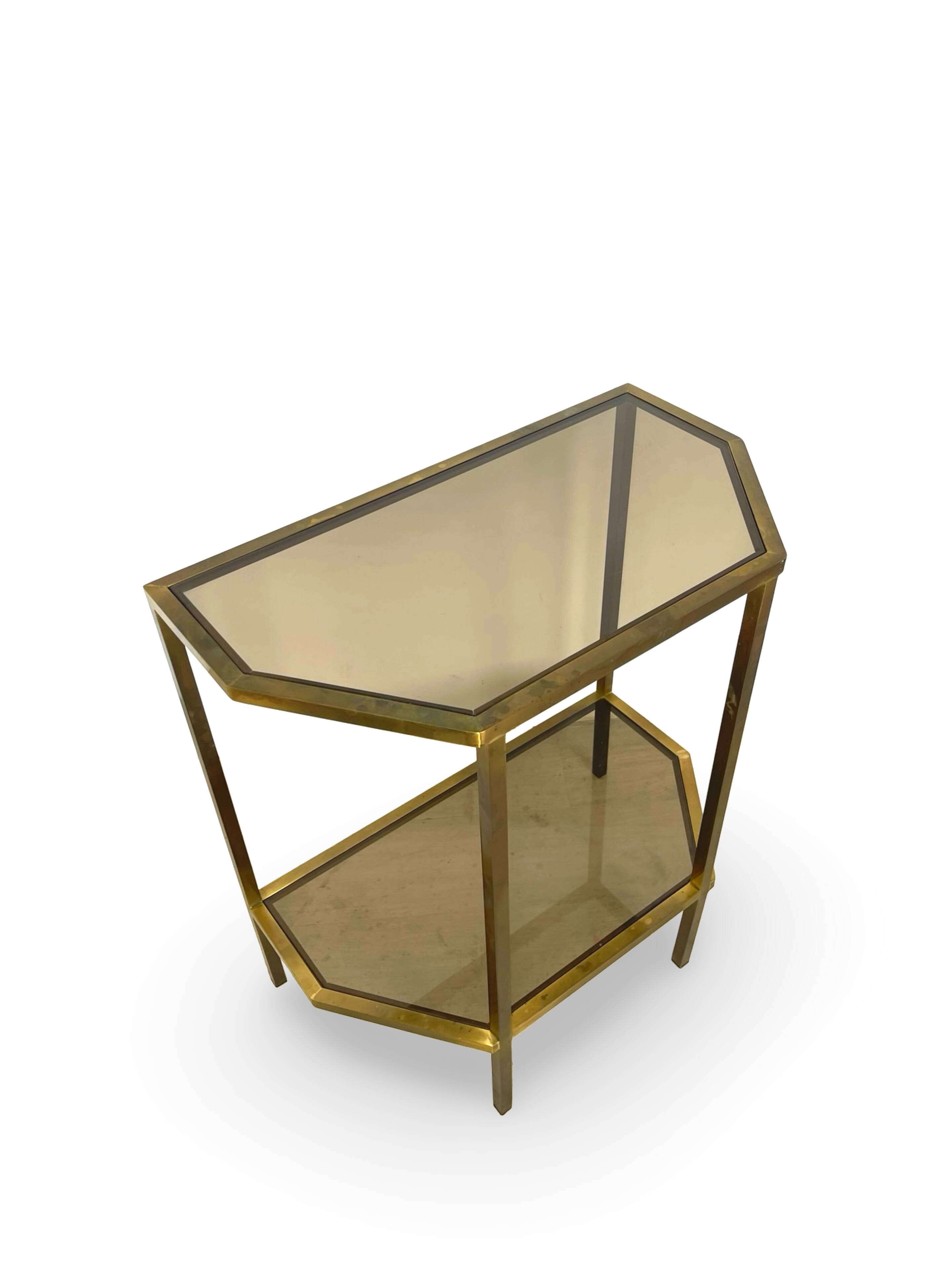 Table d'appoint italienne demi-hexagonale en laiton des années 1970.