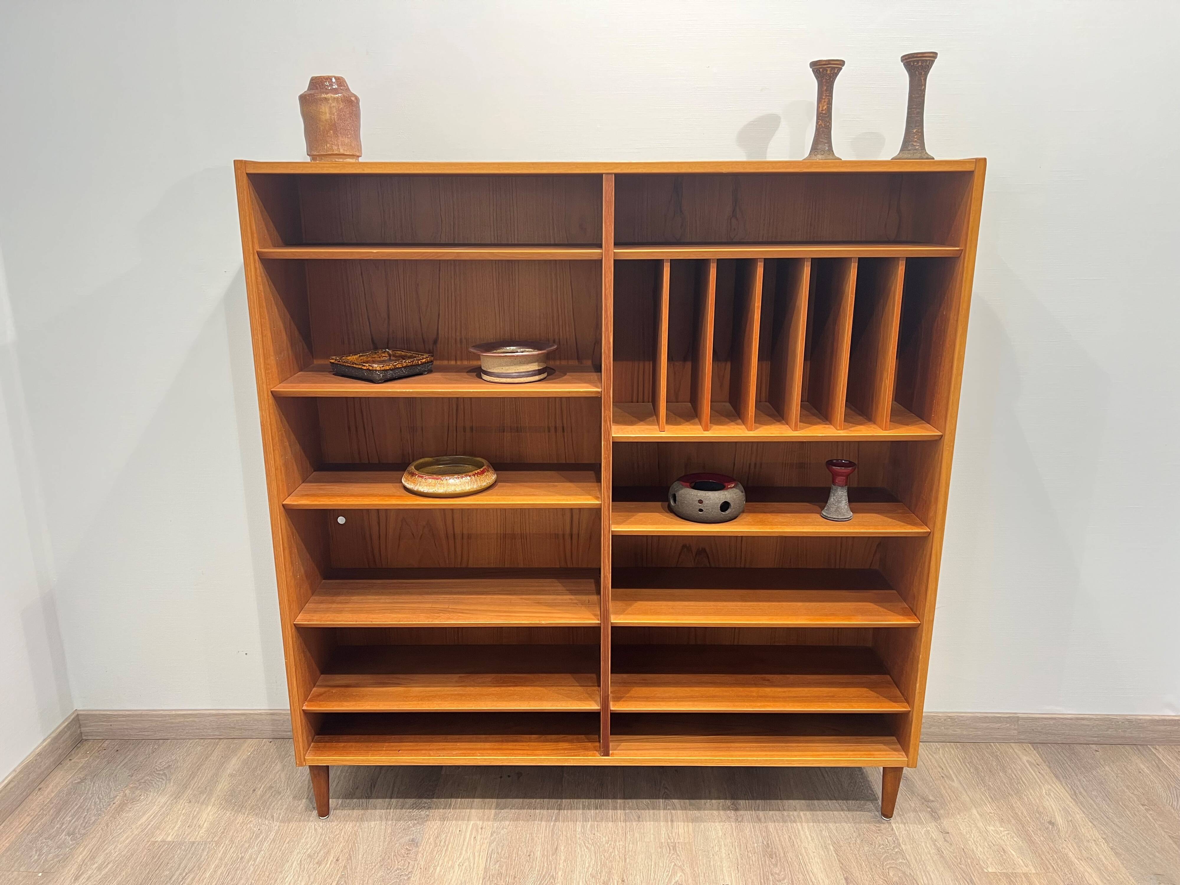 Splendid Scandinavian bookshelf in teak from Denmark.