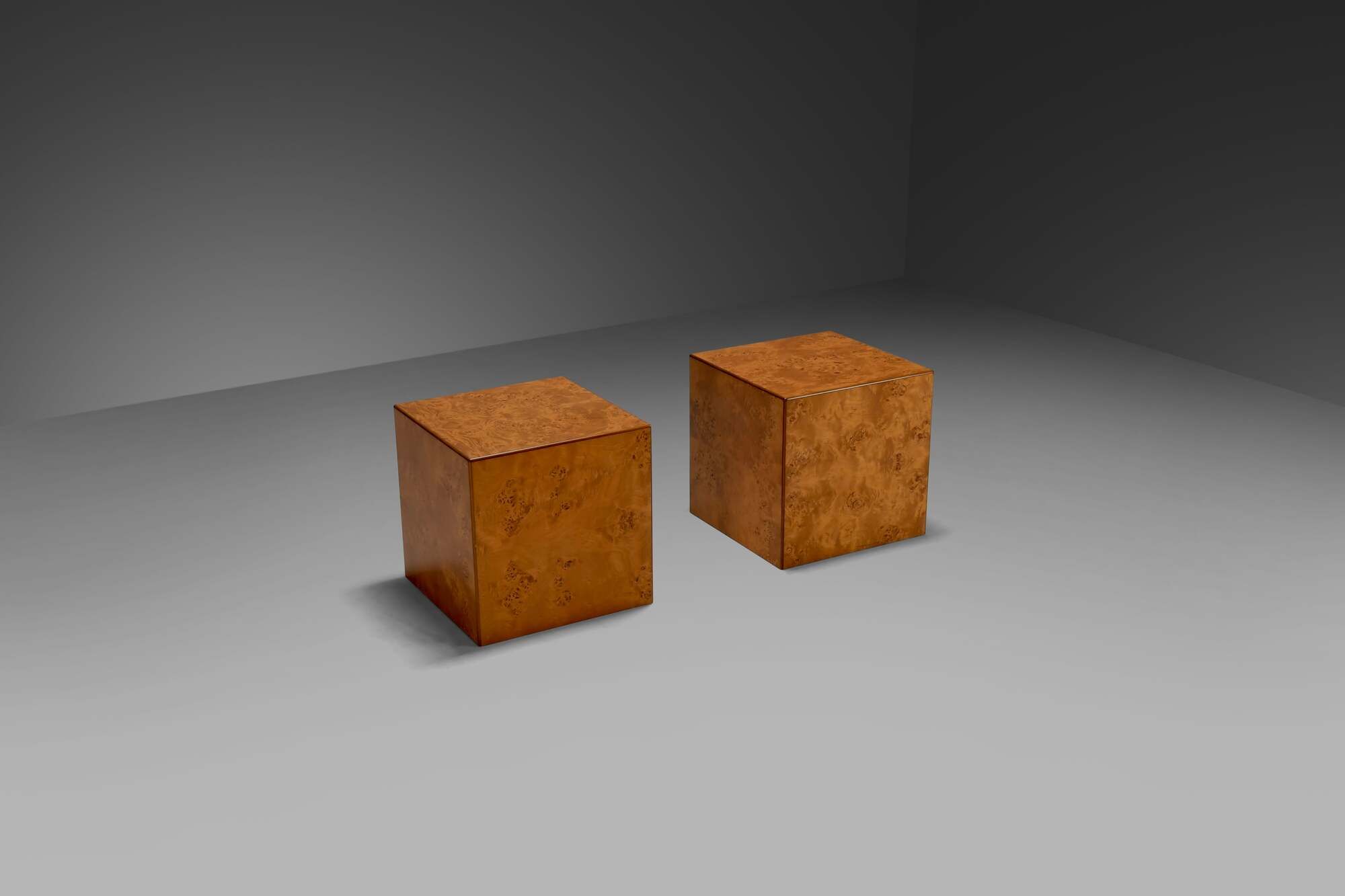 Set of Two Beautiful Burl Wood Cube Tables, Italy 1970s