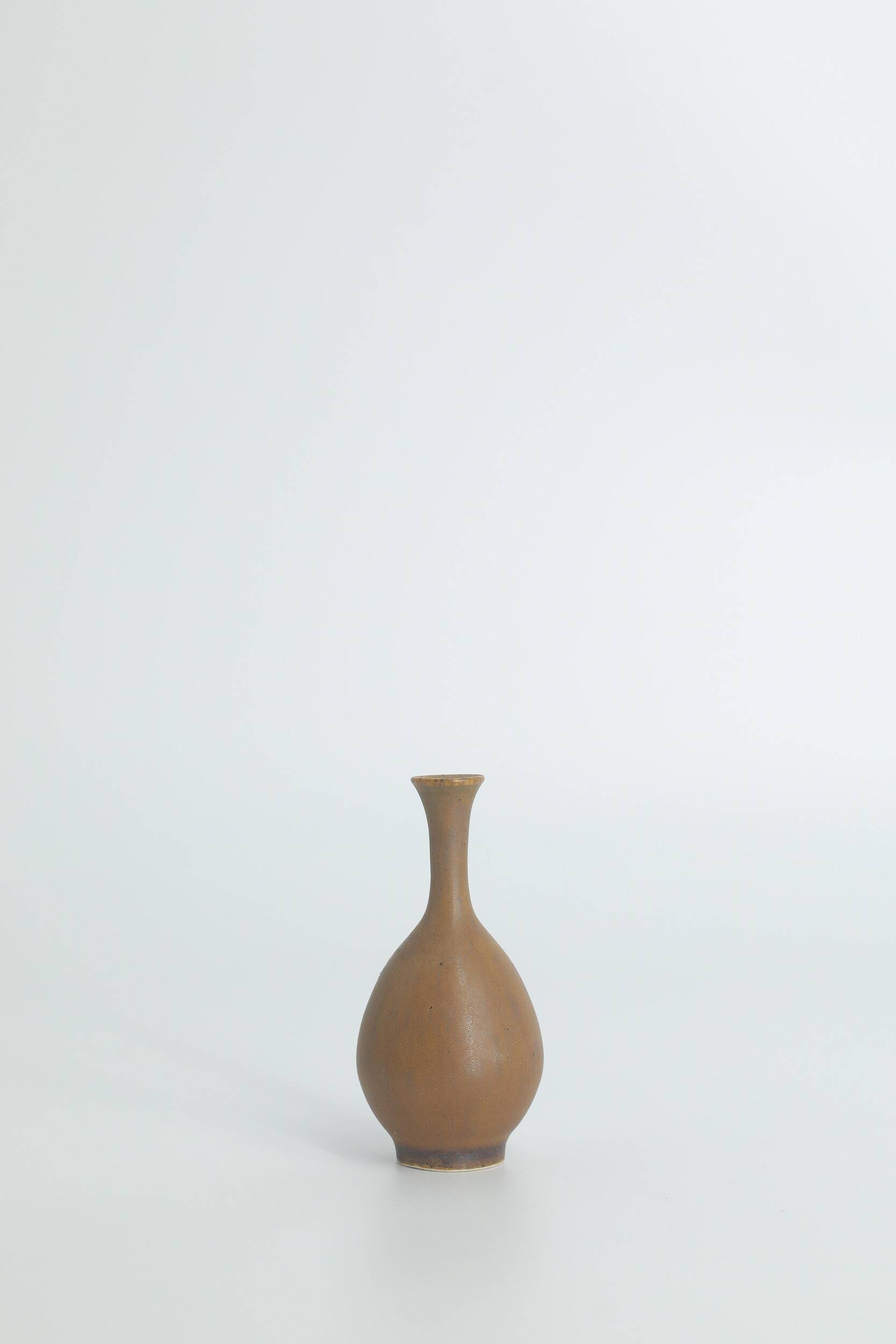 Set of 4 Scandinavian collectible vases in brown stoneware by Gunnar Borg.