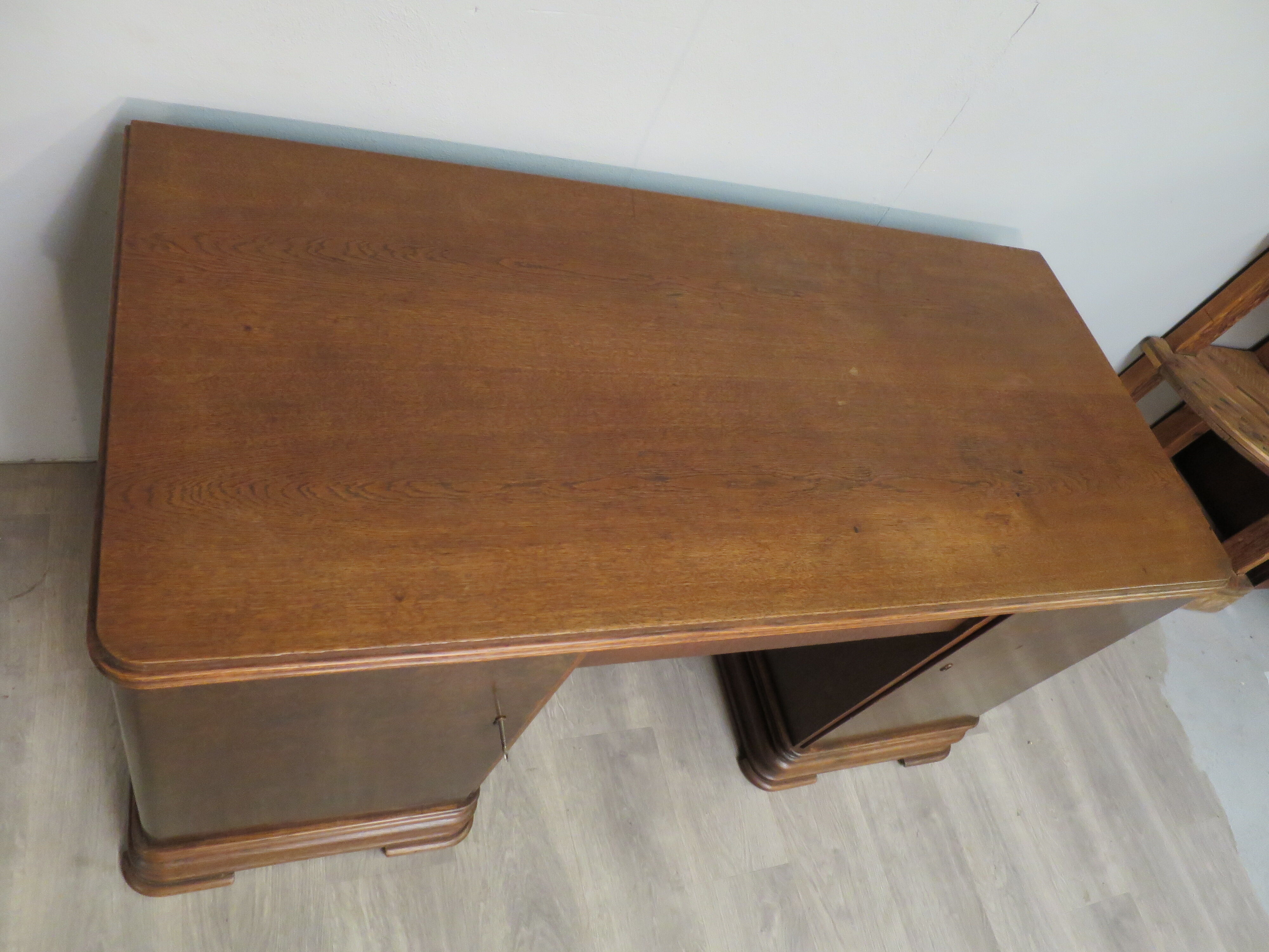 Bureau de milieu en chêne et loupe