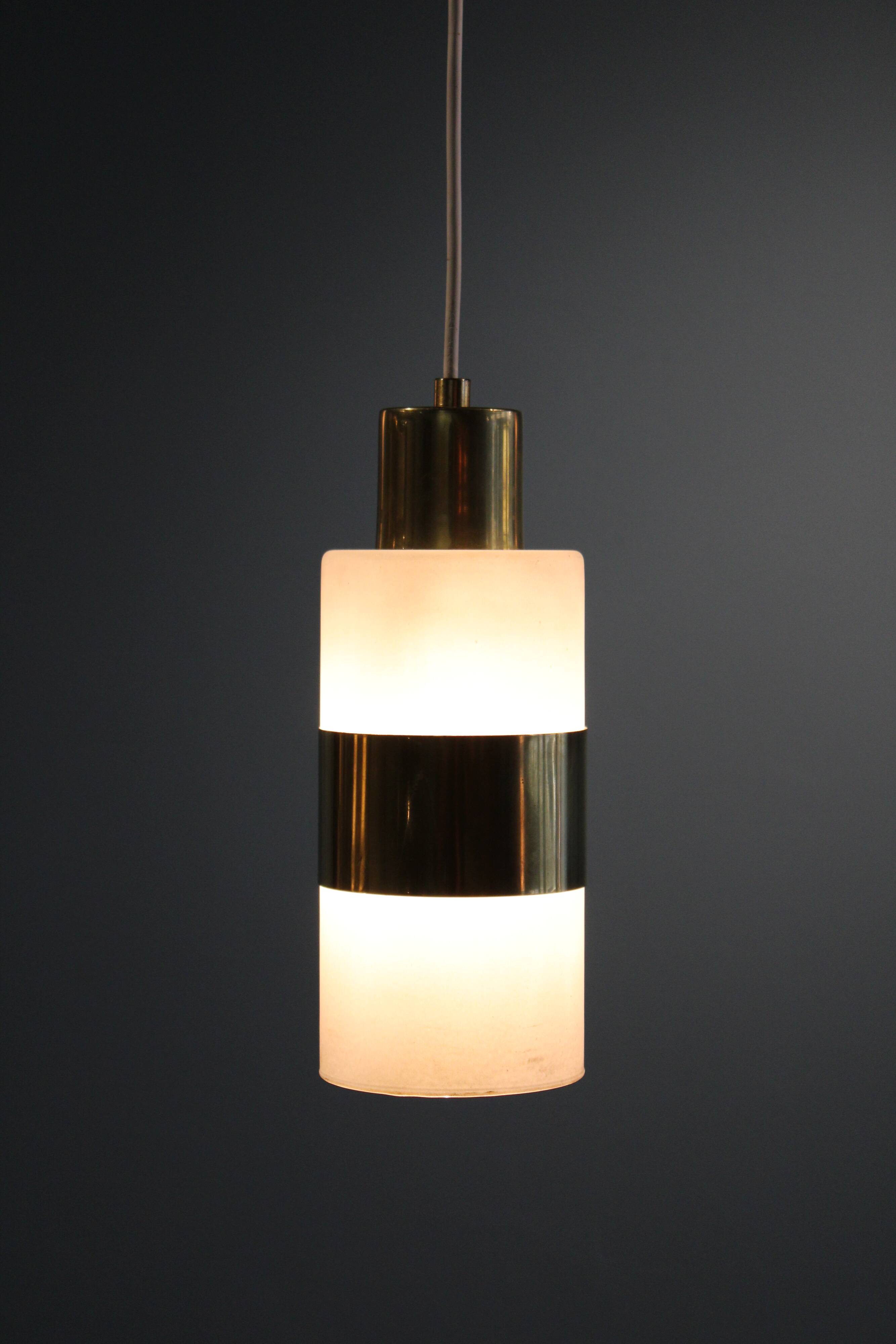 Suspension vintage en opaline et laiton