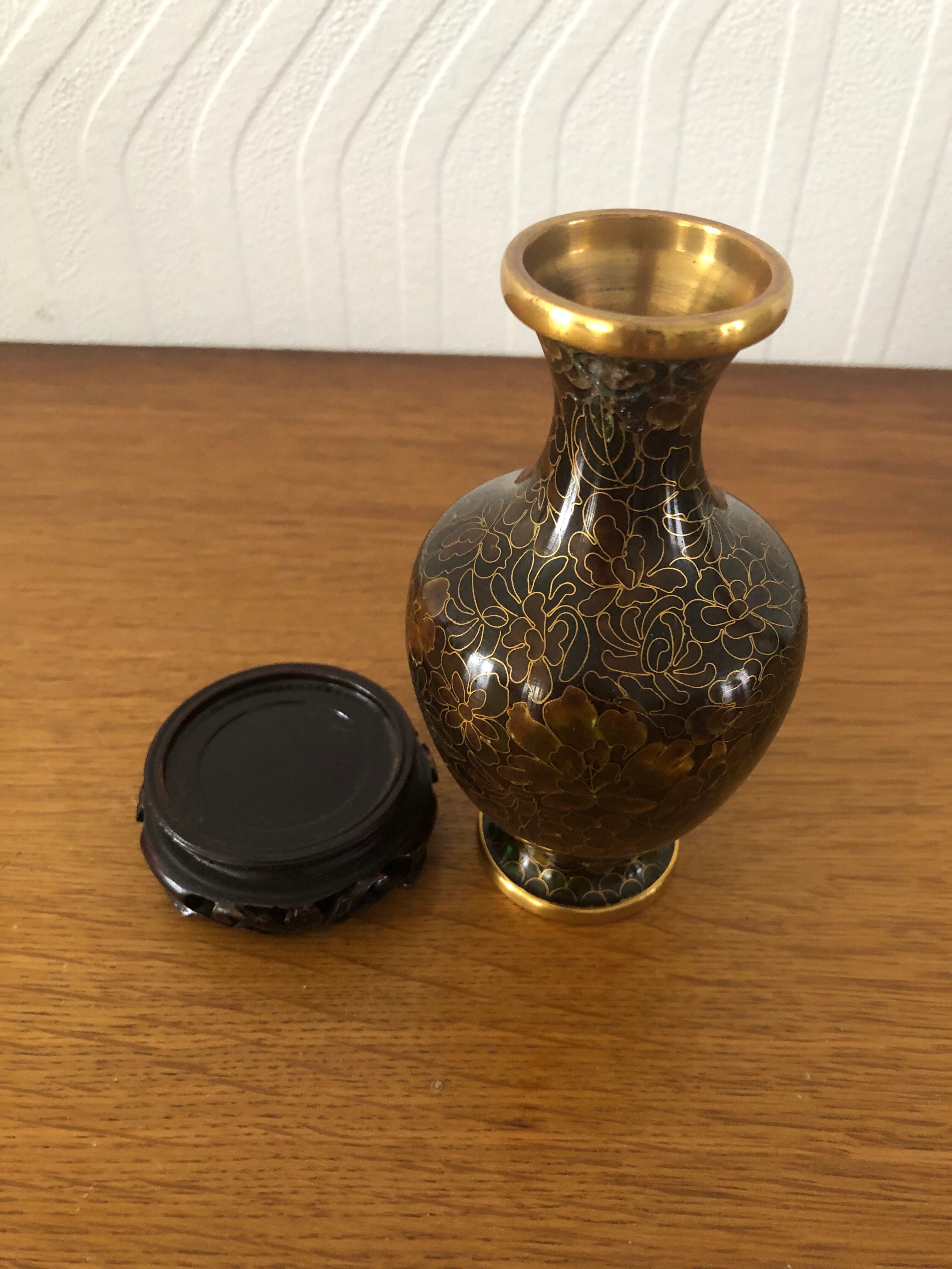 Vase cloisonné chinois en laiton sur socle en bois motifs floraux