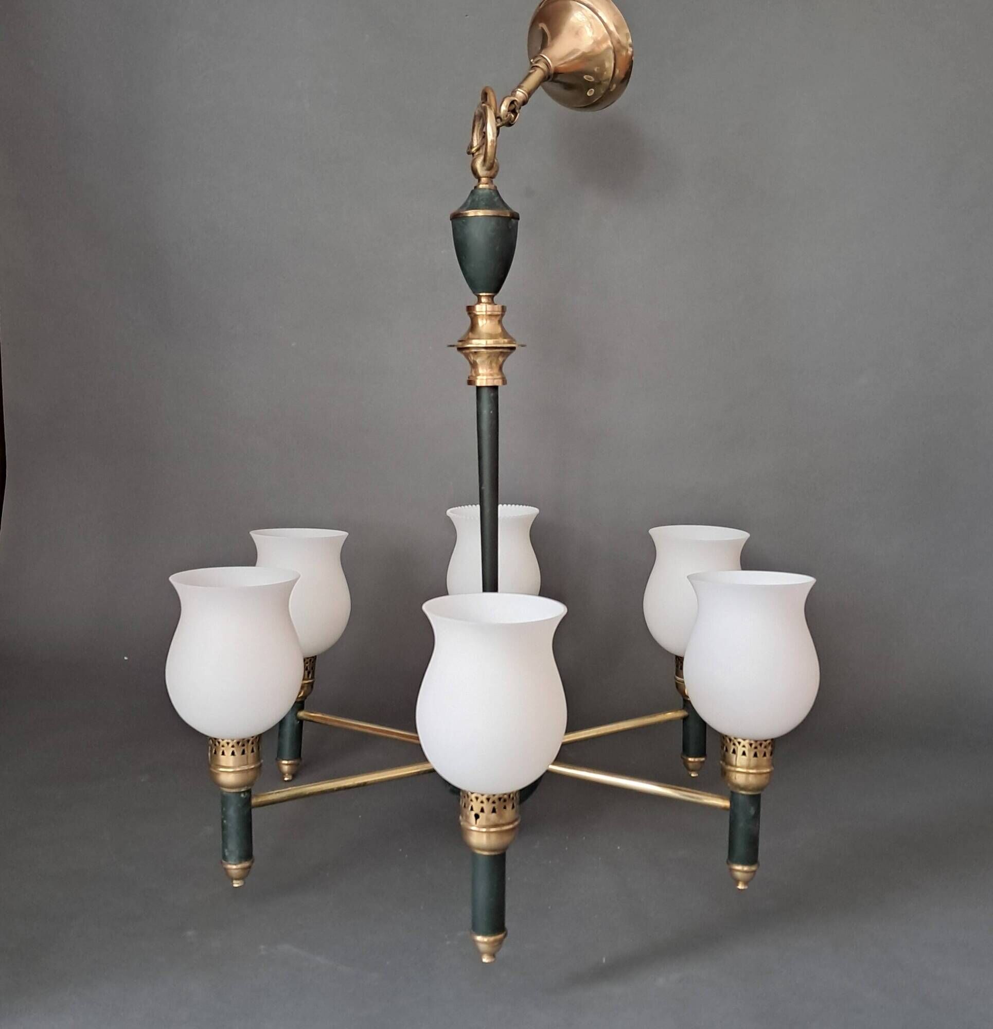 Maison Lunel 1960 6-light chandelier in gilded brass and green lacquered.