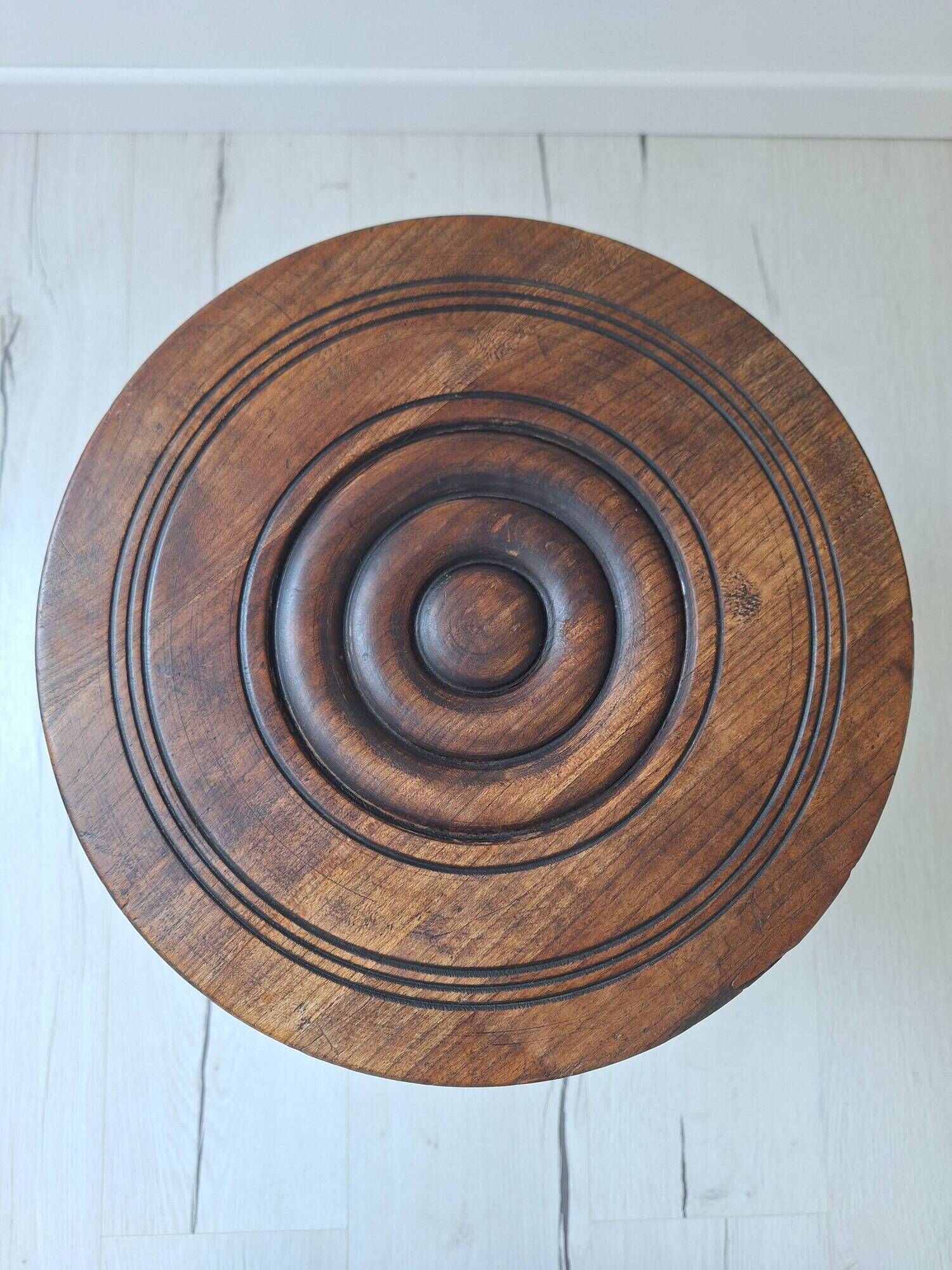 Tabouret tripode en bois massif