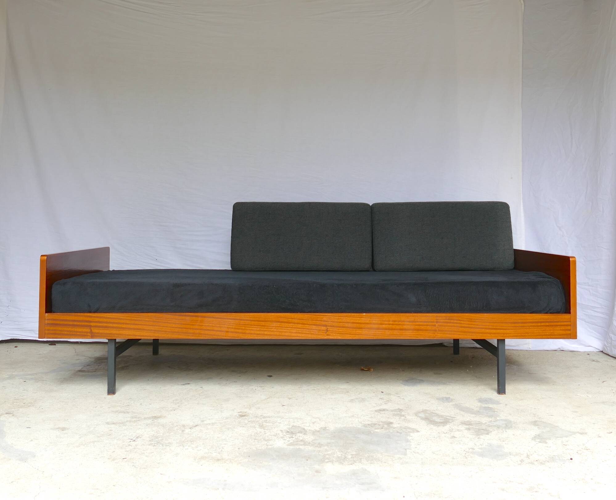 Daybed LC8 A.R.P. Pierre Guariche 1955